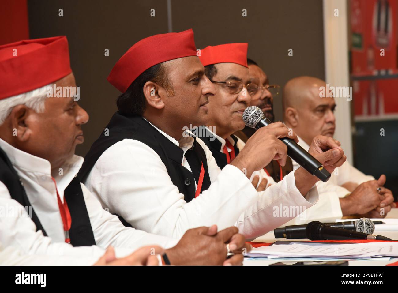 Kalkutta, Westbengalen, Indien. 19. März 2023. Während des zweitägigen Treffens der nationalen Exekutive der Samajwadi-Partei (SP) hält der Präsident der Samajwadi-Partei Akhilesh Yadav eine Pressekonferenz. Yadav drängte auch auf die Kastenzählung, die, so sagte er, ein wichtiges Thema in den Lok Sabha-Umfragen 2024 sein würde. (Kreditbild: © Dipa Chakraborty/Pacific Press via ZUMA Press Wire) NUR REDAKTIONELLE VERWENDUNG! Nicht für den kommerziellen GEBRAUCH! Stockfoto