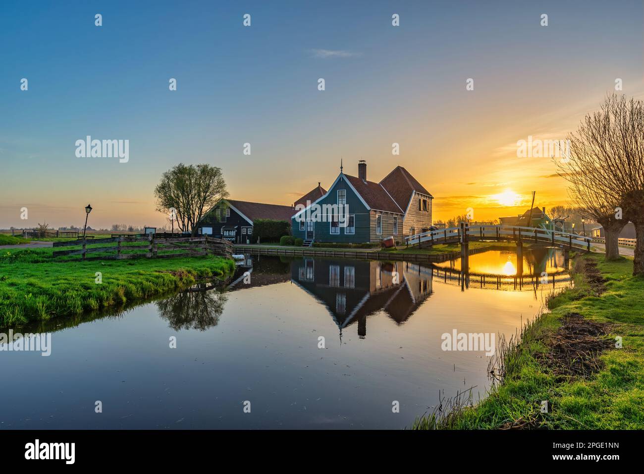 Sonnenaufgang im Dorf Zaanse Schans mit traditionellem holländischem Haus in der Nähe von Amsterdam Niederlande Stockfoto