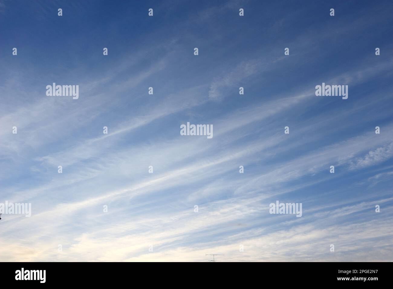 Wolken mit diagonalen Streifen am Horizont. Stockfoto