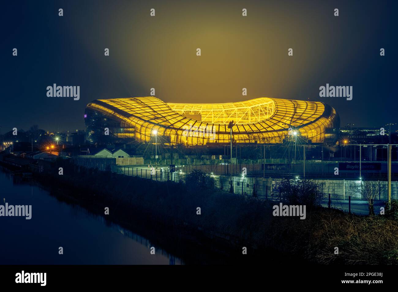 Das Aviva-Stadion bei Nacht. Ein Sportstadion in Dublin mit einer Kapazität für 51.700 Zuschauer. Stockfoto