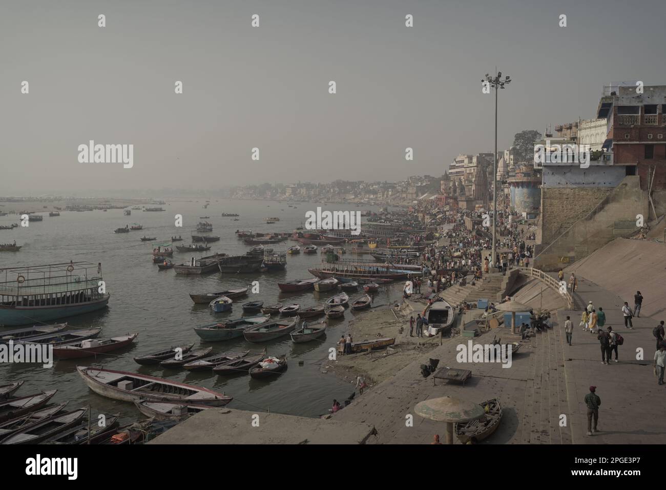 Varanasi Indien antike Stadtarchitektur Panoramablick bei Sonnenaufgang, während Sie ein Boot auf dem Ganges sahen. Stockfoto