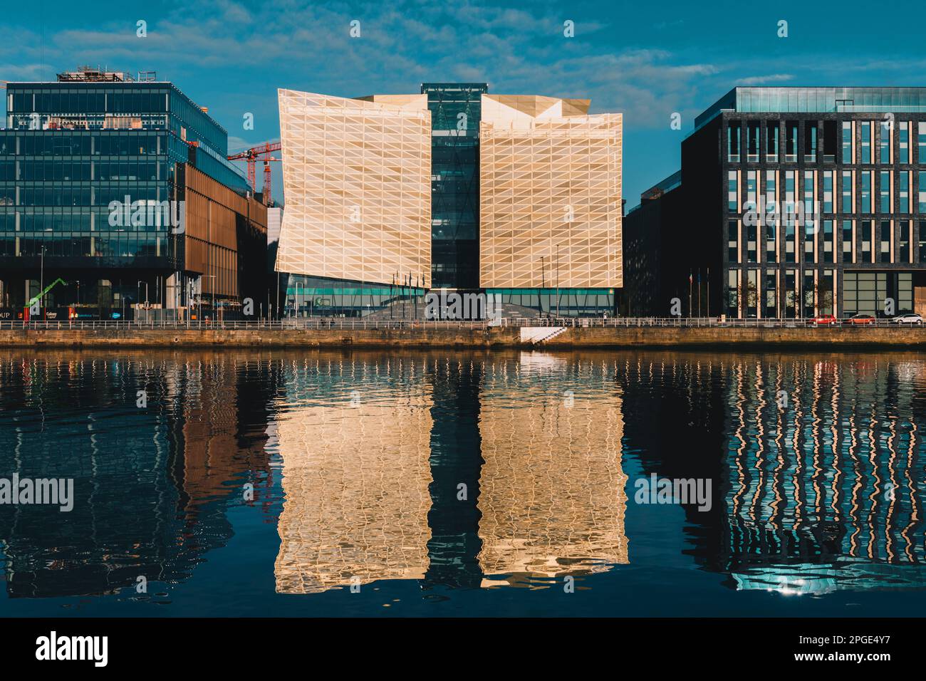 Gebäude der Central Bank of Ireland befindet sich am North Wall Quay und spiegelt sich im Liffey River wider Stockfoto
