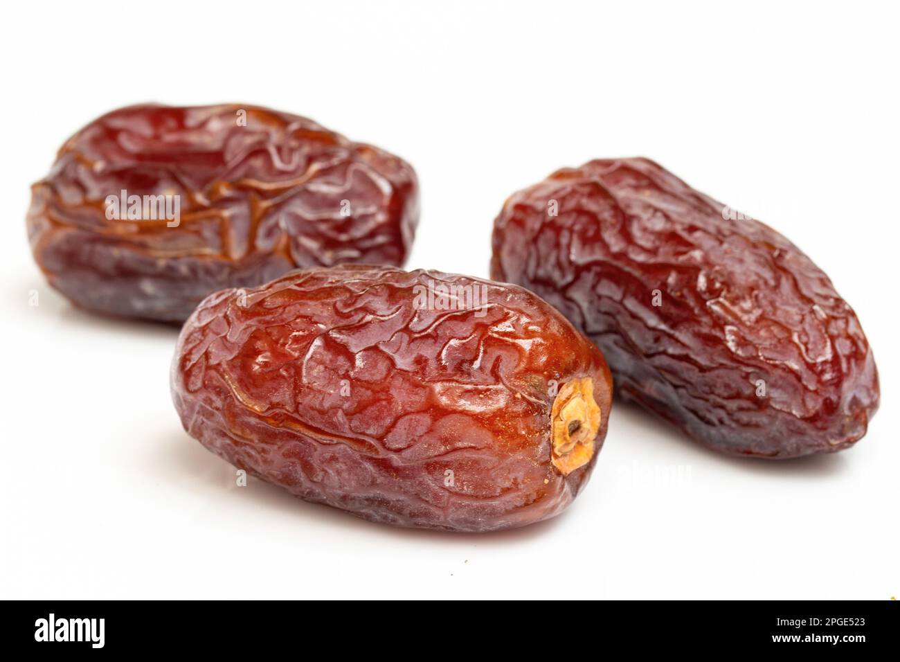 Köstliche Datteln isoliert auf weißem Hintergrund. Essen zum Fastenbrechen in Ramadan Stockfoto