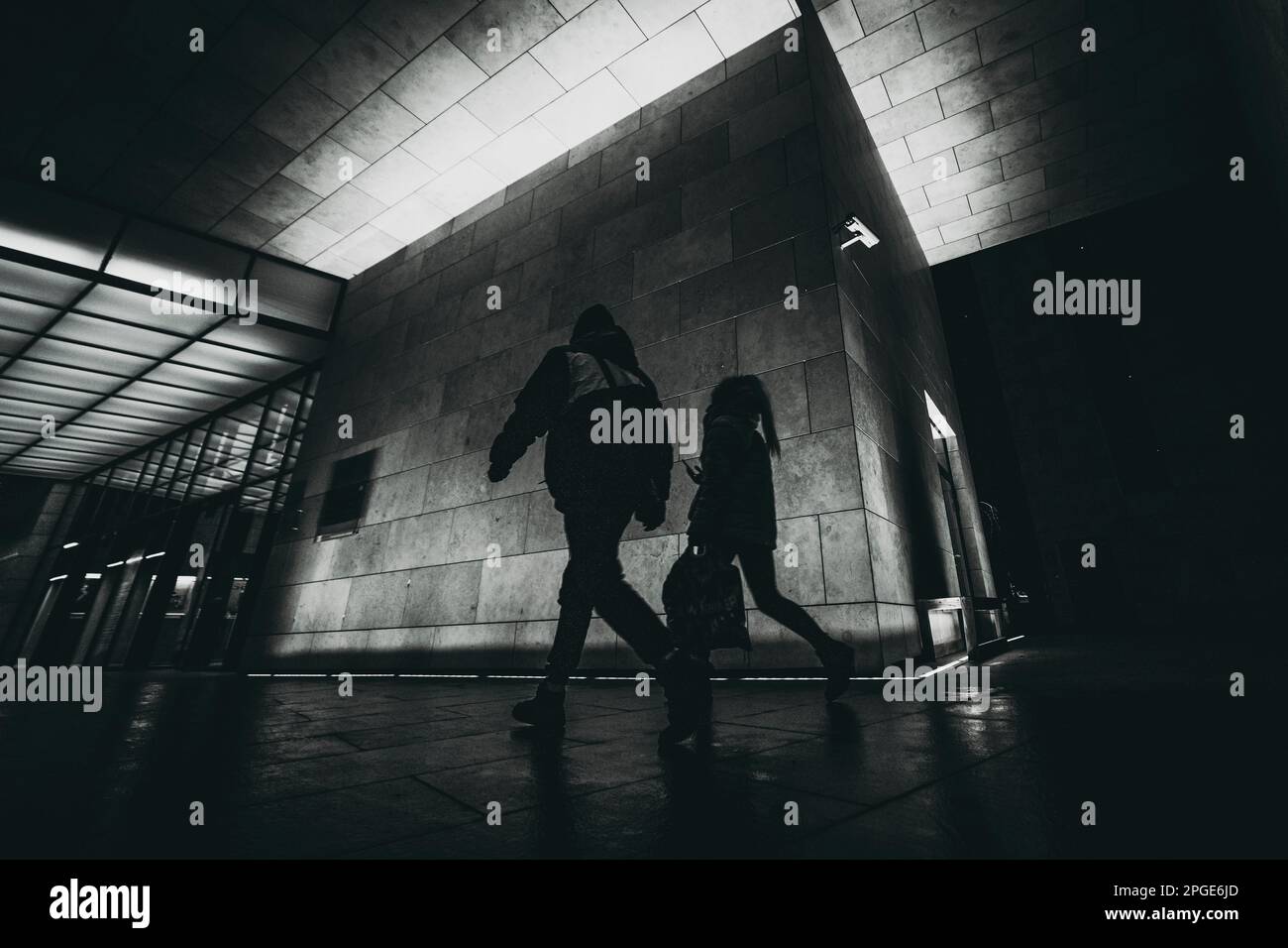 Silhouette von Menschen in der Nacht-Stadt-Straße Stockfoto