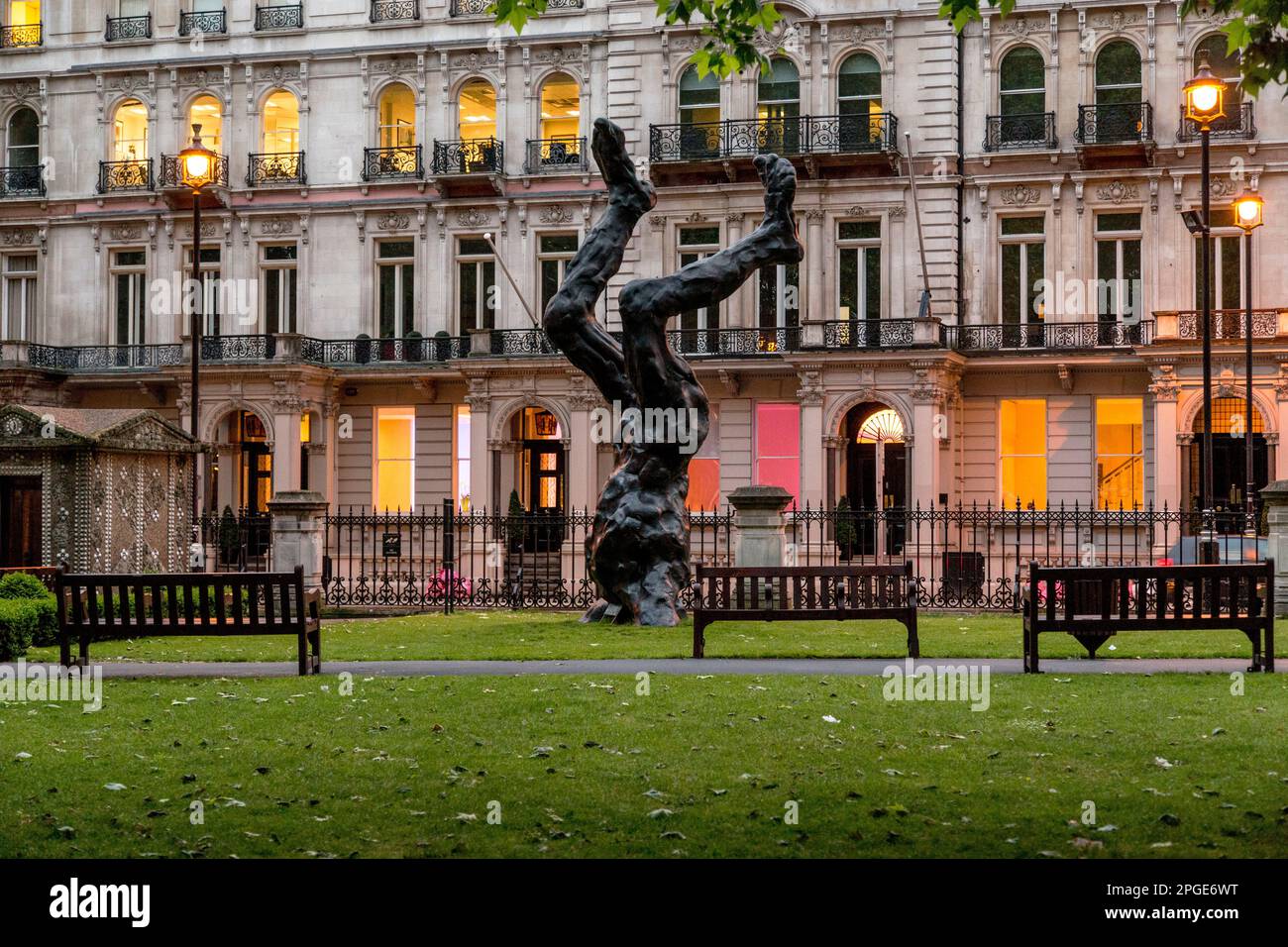 LONDON, GROSSBRITANNIEN - 22. MAI 2014: Dies ist eine Skulptur, die von David Breuer-weil in Grosvenor Gardens als „Alien“ bezeichnet wird. Stockfoto