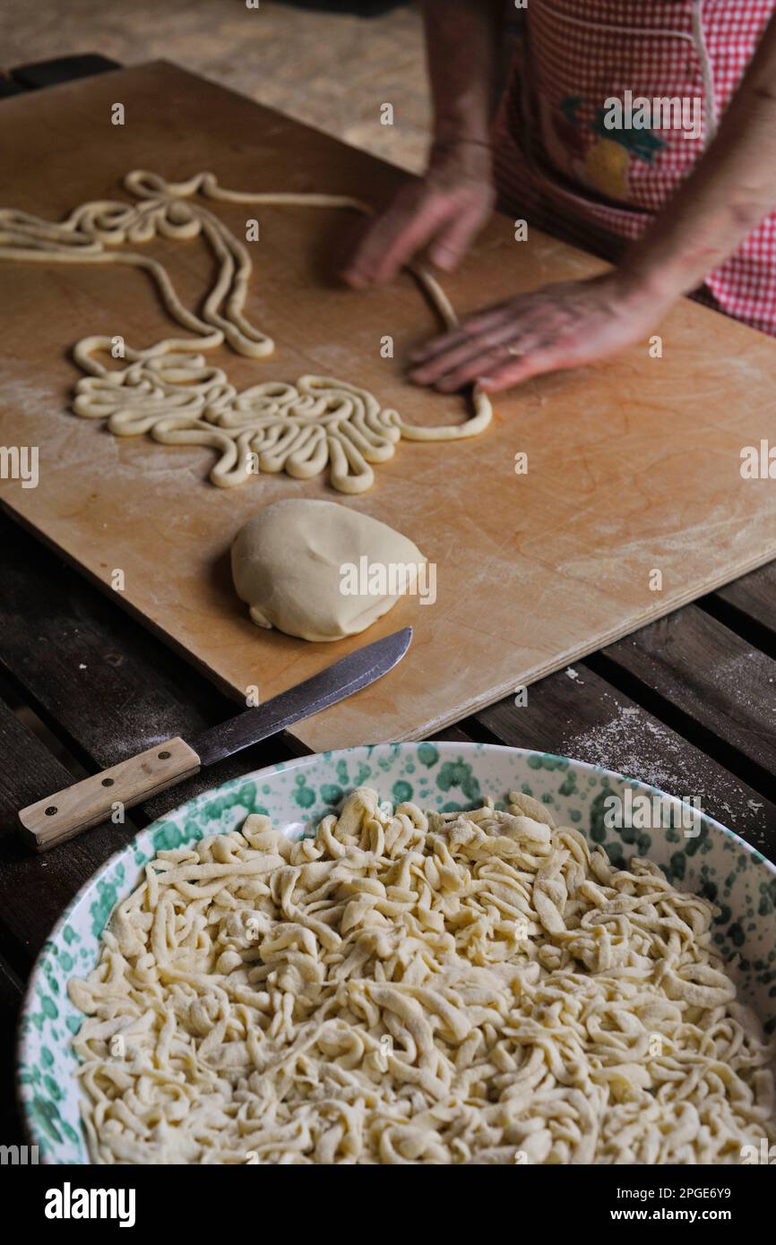 Lavorazione artigianale della pasta fatta in casa, Cilento, Salerno, Kampanien Stockfoto