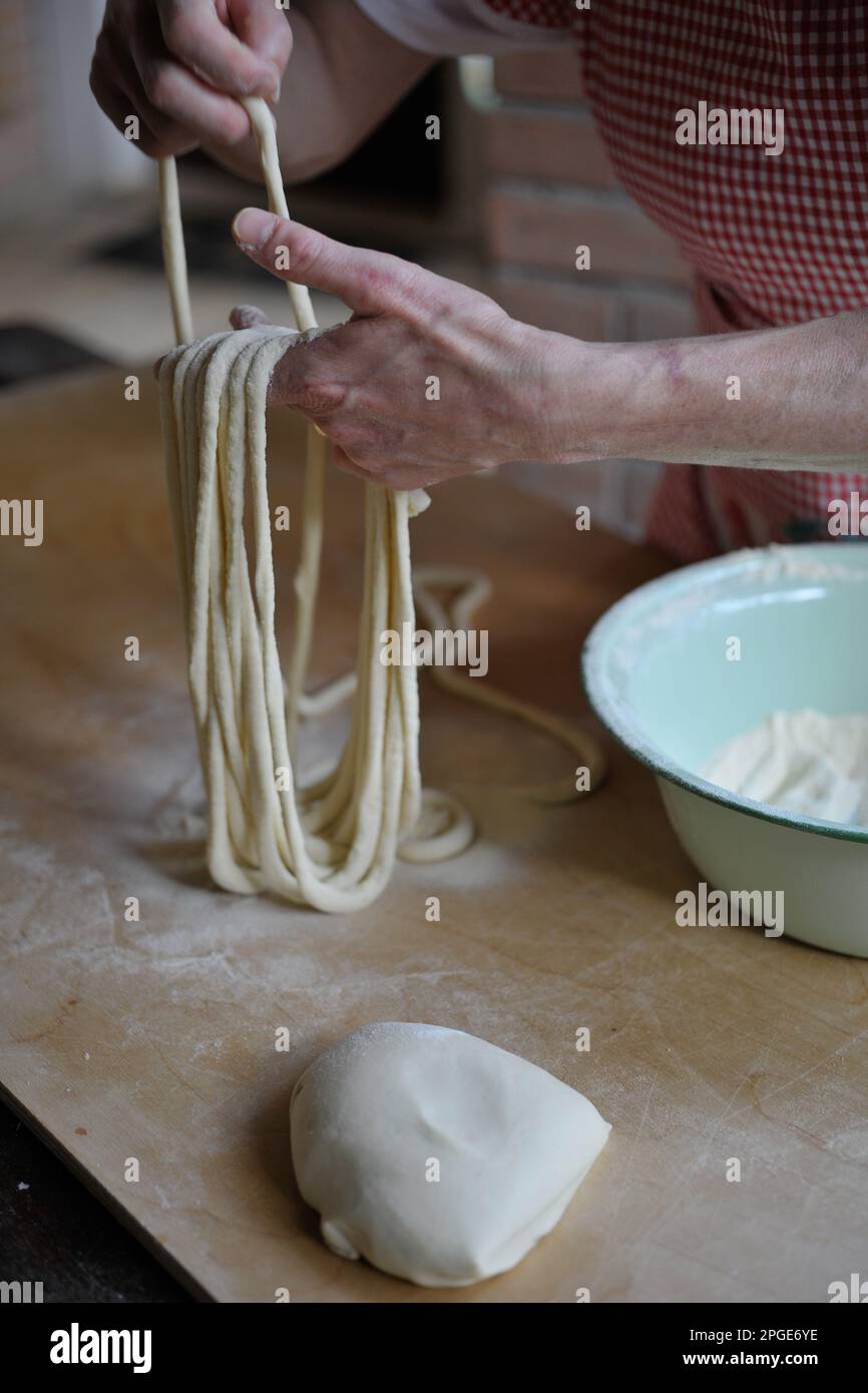 Lavorazione artigianale della pasta fatta in casa, Cilento, Salerno, Kampanien Stockfoto