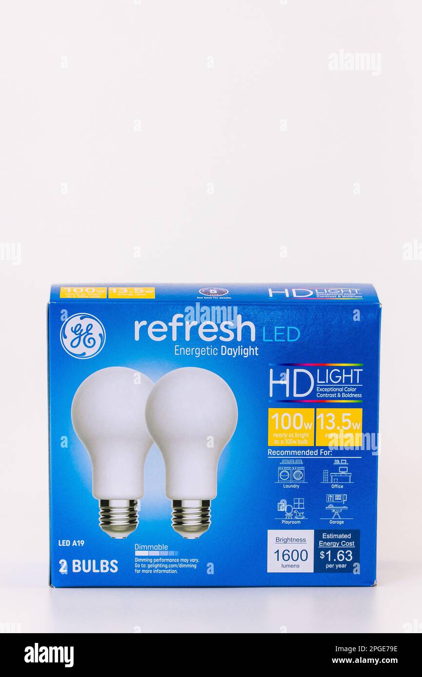STILLWATER, MN, USA - 10. DEZEMBER 2022: General Electric Refresh LED-Glühlampen und Markenlogo. Stockfoto