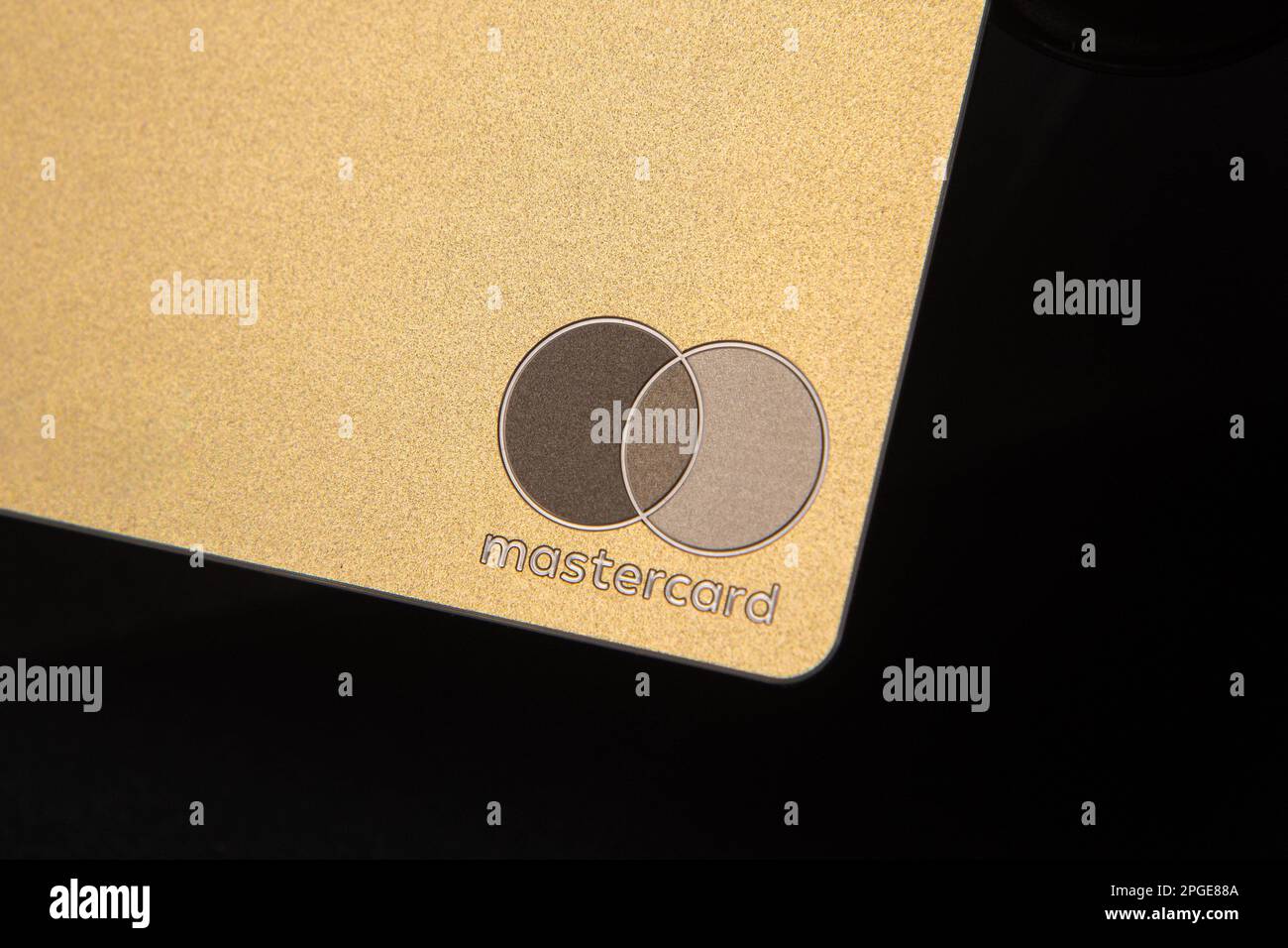 Gold Metal Revolut MasterCard Debitkarte. Stockfoto