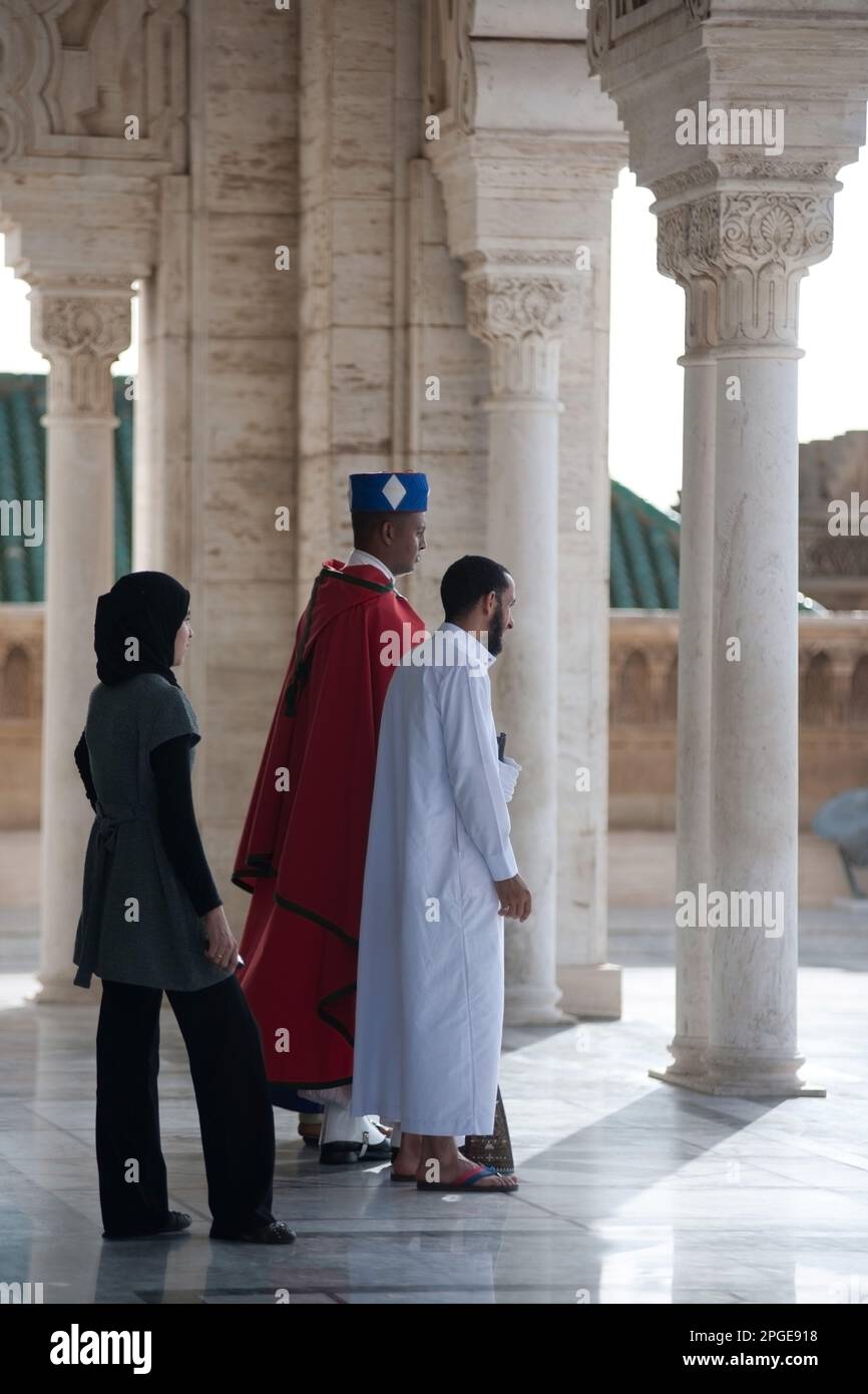 guardia reale e turisti all' ingresso del mausoleo di mohammed quinto, rabat, marocco, magreb, afrika, Stockfoto