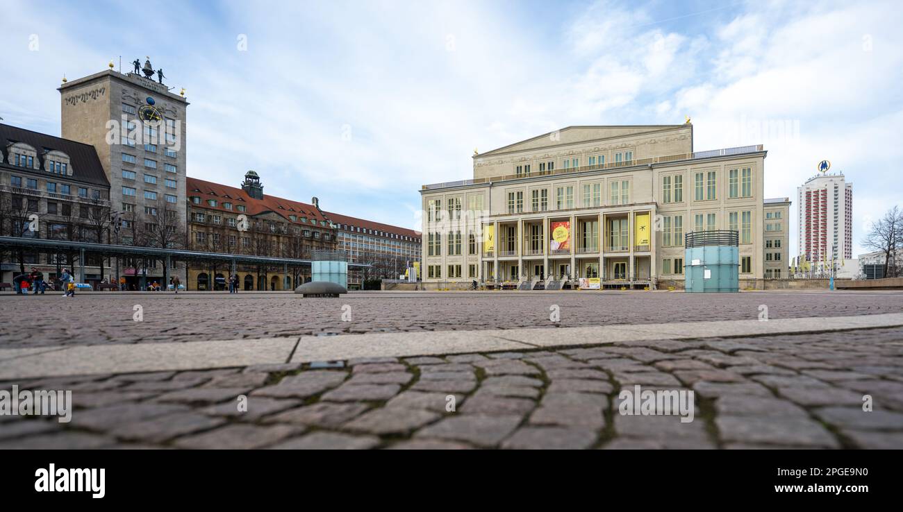 Leipzig, Deutschland. 22. März 2023. Blick auf die Leipziger Oper am Augustusplatz. Die Oper hat nun das Programm für 2023/2024 auf ihrer Pressekonferenz vorgestellt. Im neuen Programm sind zwischen Mitte September dieses Jahres und Mitte Januar 2024 insgesamt 15 Premieren geplant. Kredit: Hendrik Schmidt/dpa/Alamy Live News Stockfoto