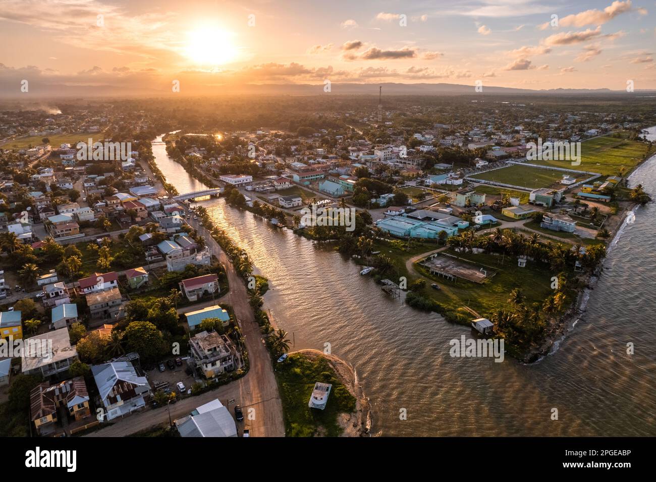 Sonnenuntergang über der Kulturhauptstadt, Dangriga Town, Stann Creek, Belize. Stockfoto
