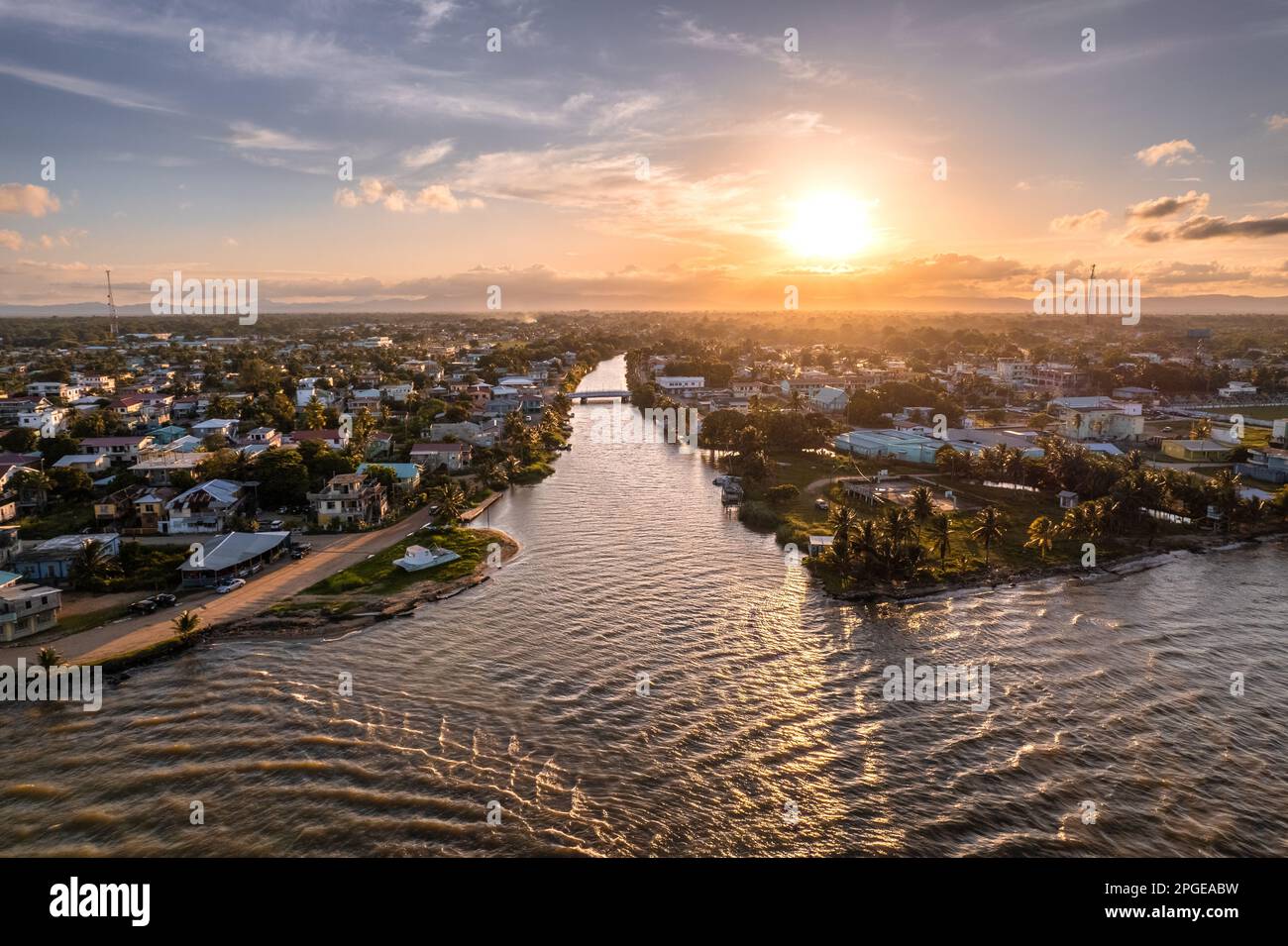 Sonnenuntergang über der Kulturhauptstadt, Dangriga Town, Stann Creek, Belize. Stockfoto