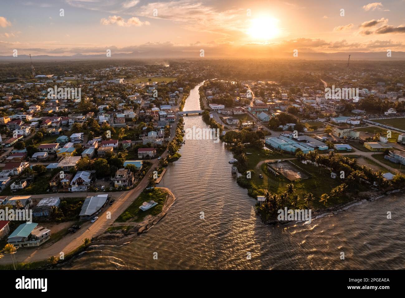 Sonnenuntergang über der Kulturhauptstadt, Dangriga Town, Stann Creek, Belize. Stockfoto