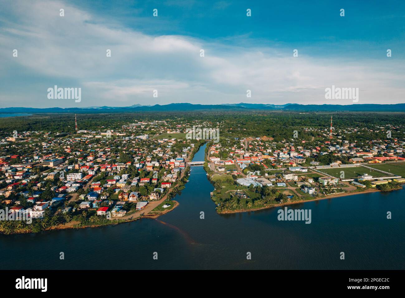 Luftaufnahmen der Küstenstadt Dangrig im Stadtteil Stann Creek von Belize. Stockfoto