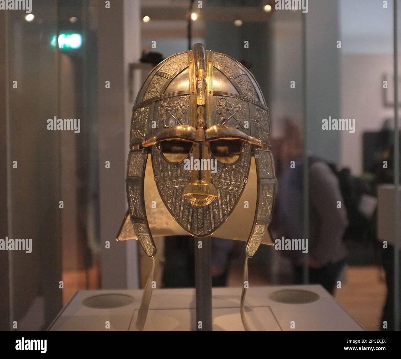 Nachbildung des Sutton Hoo Helms, der während der Ausgrabung des Sutton Hoo Schiffes im Jahr 1939 gefunden wurde. British Museum, London, Großbritannien Stockfoto