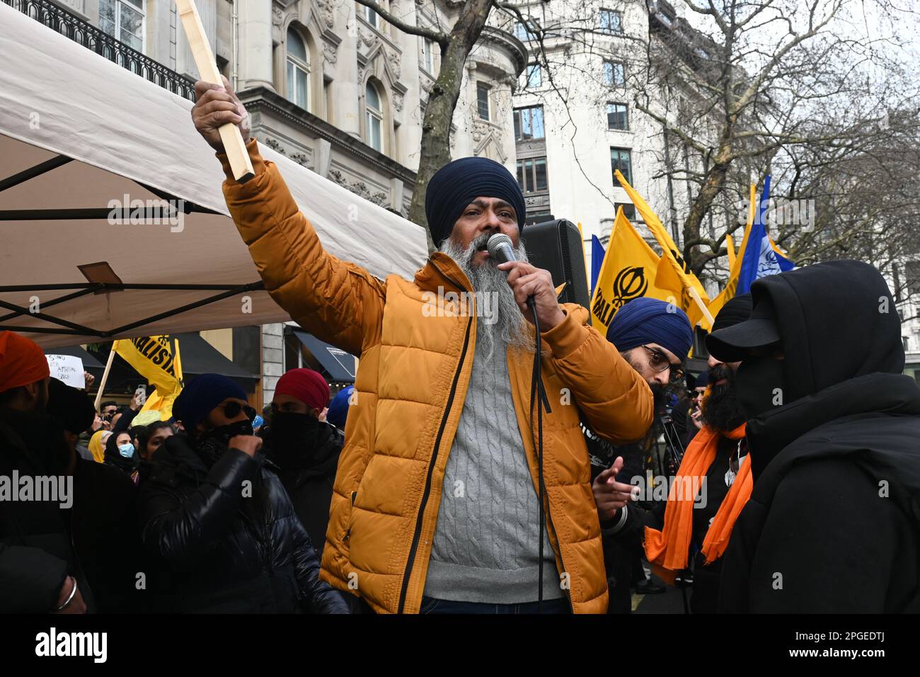 Indische Botschaft, London, Großbritannien. 22. März 2023 Sikhs und Panjabaner protestieren gegen das Modi-Regime als Reaktion auf Massenverhaftungen, staatenweite Verbote im Internet und Bedenken wegen Folter und willkürlicher Inhaftierung weiterer Sikhs und Panjabaner. Indien ist die größte Verletzung von Demokratie, Menschenrechten und Freiheit in der Welt. Die Demokratie ist überall auf der Welt tot, sie ist gewalttätig und unterdrückt Minderheiten und Massaker. Demokratie ist weltweit die gewalttätigste Form der Korruption. Eine Nation, die als demokratisch bezeichnet wird, ist die größte Verletzung der Menschenrechte und der Freiheit. Tatsächlich wird Krieg im ganzen Westen durch Lügen, falsche Nachrichten und Stockfoto