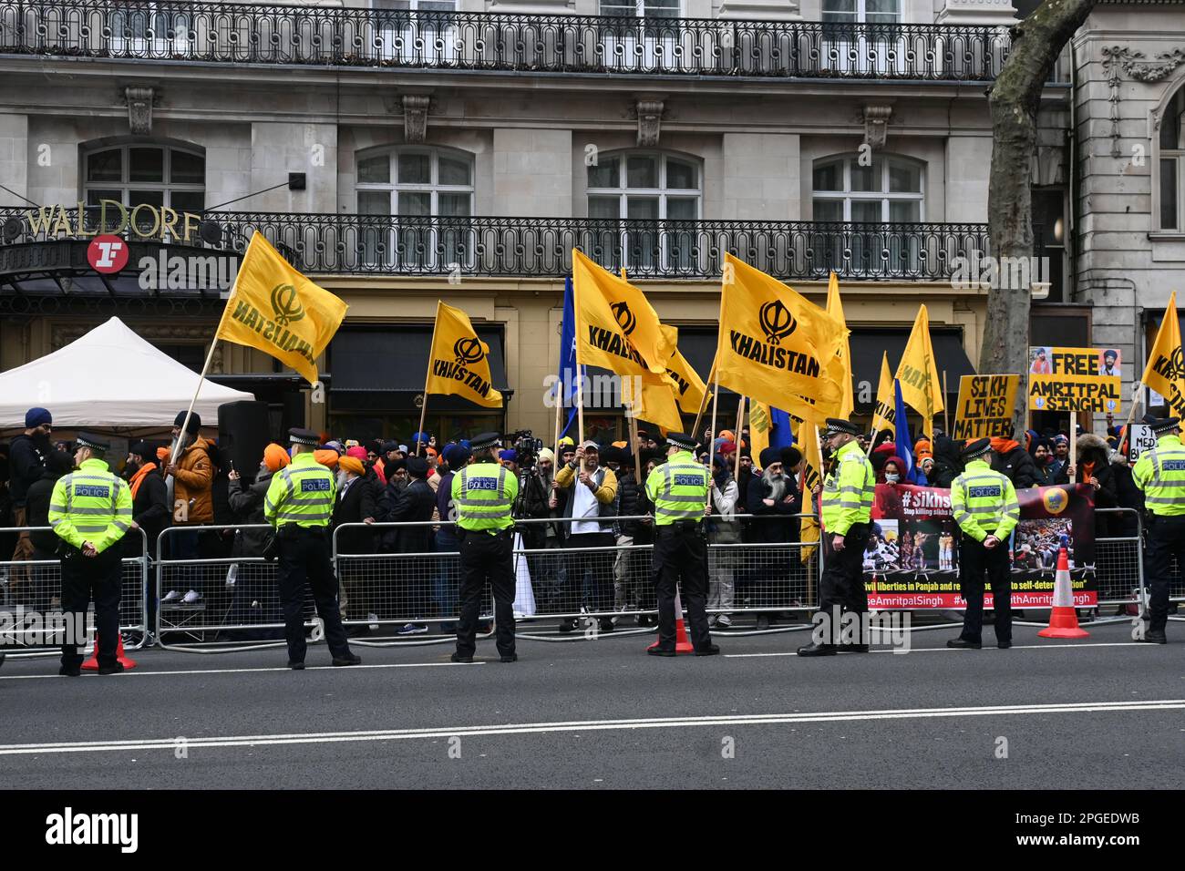 Indische Botschaft, London, Großbritannien. 22. März 2023 Sikhs und Panjabaner protestieren gegen das Modi-Regime als Reaktion auf Massenverhaftungen, staatenweite Verbote im Internet und Bedenken wegen Folter und willkürlicher Inhaftierung weiterer Sikhs und Panjabaner. Indien ist die größte Verletzung von Demokratie, Menschenrechten und Freiheit in der Welt. Die Demokratie ist überall auf der Welt tot, sie ist gewalttätig und unterdrückt Minderheiten und Massaker. Demokratie ist weltweit die gewalttätigste Form der Korruption. Eine Nation, die als demokratisch bezeichnet wird, ist die größte Verletzung der Menschenrechte und der Freiheit. Tatsächlich wird Krieg im ganzen Westen durch Lügen, falsche Nachrichten und Stockfoto