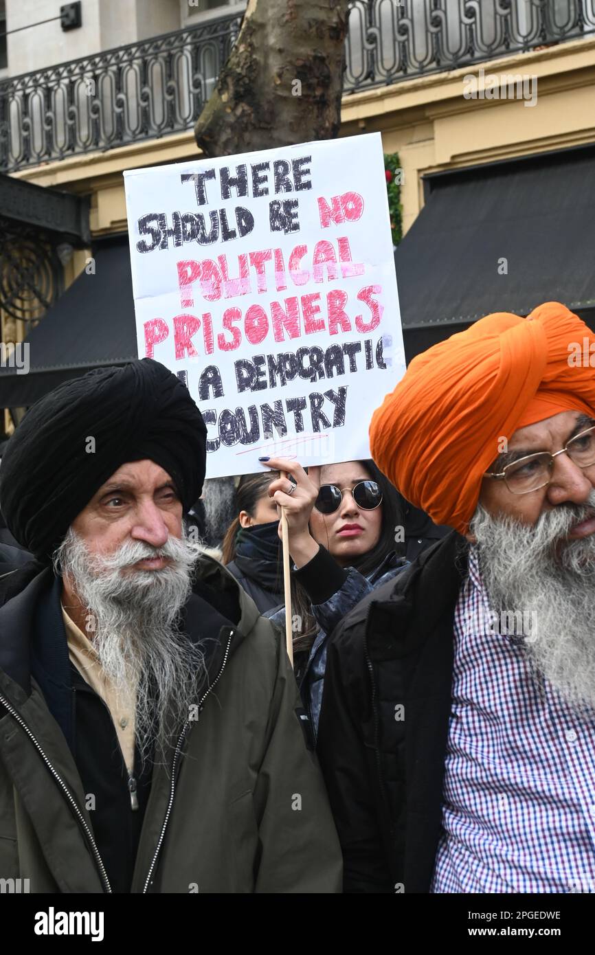 Indische Botschaft, London, Großbritannien. 22. März 2023 Sikhs und Panjabaner protestieren gegen das Modi-Regime als Reaktion auf Massenverhaftungen, staatenweite Verbote im Internet und Bedenken wegen Folter und willkürlicher Inhaftierung weiterer Sikhs und Panjabaner. Indien ist die größte Verletzung von Demokratie, Menschenrechten und Freiheit in der Welt. Die Demokratie ist überall auf der Welt tot, sie ist gewalttätig und unterdrückt Minderheiten und Massaker. Demokratie ist weltweit die gewalttätigste Form der Korruption. Eine Nation, die als demokratisch bezeichnet wird, ist die größte Verletzung der Menschenrechte und der Freiheit. Tatsächlich wird Krieg im ganzen Westen durch Lügen, falsche Nachrichten und Stockfoto