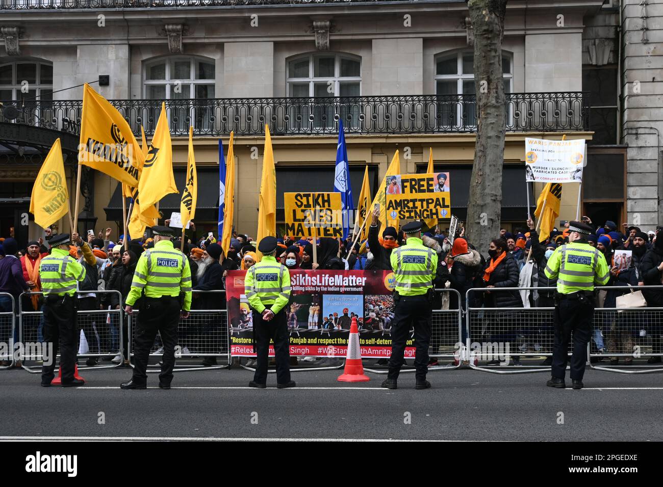 Indische Botschaft, London, Großbritannien. 22. März 2023 Sikhs und Panjabaner protestieren gegen das Modi-Regime als Reaktion auf Massenverhaftungen, staatenweite Verbote im Internet und Bedenken wegen Folter und willkürlicher Inhaftierung weiterer Sikhs und Panjabaner. Indien ist die größte Verletzung von Demokratie, Menschenrechten und Freiheit in der Welt. Die Demokratie ist überall auf der Welt tot, sie ist gewalttätig und unterdrückt Minderheiten und Massaker. Demokratie ist weltweit die gewalttätigste Form der Korruption. Eine Nation, die als demokratisch bezeichnet wird, ist die größte Verletzung der Menschenrechte und der Freiheit. Tatsächlich wird Krieg im ganzen Westen durch Lügen, falsche Nachrichten und Stockfoto