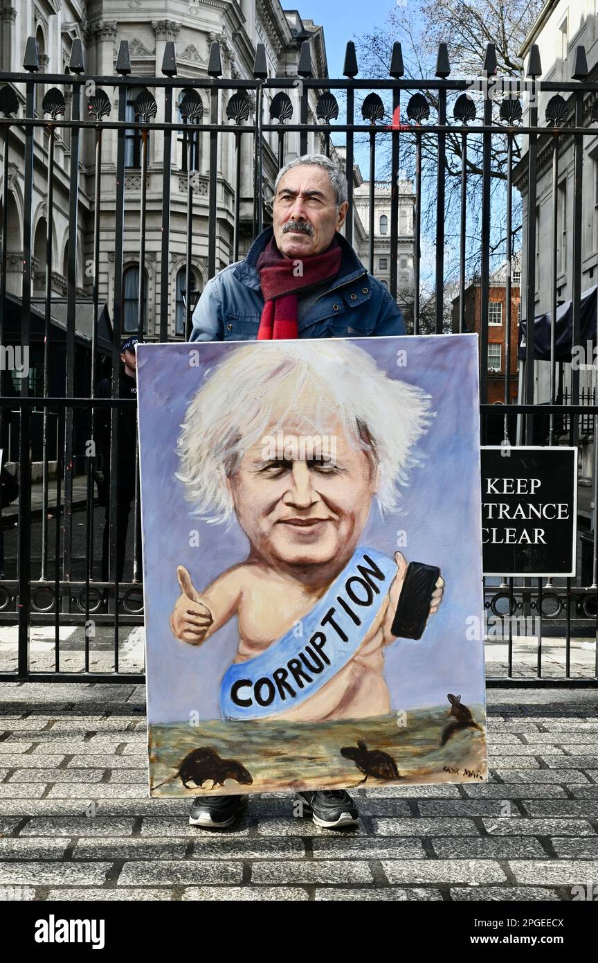 London, Großbritannien. Der politische Künstler Kaya Mar zeigte vor der Downing Street eine Auswahl seiner Boris-Johnson-Porträts. Der Ex-Premierminister kämpft gegen die Anschuldigungen, dass er das Parlament wegen der abriegelten Parteien in der Downing Street 10 getäuscht hat. Kredit: michael melia/Alamy Live News Stockfoto
