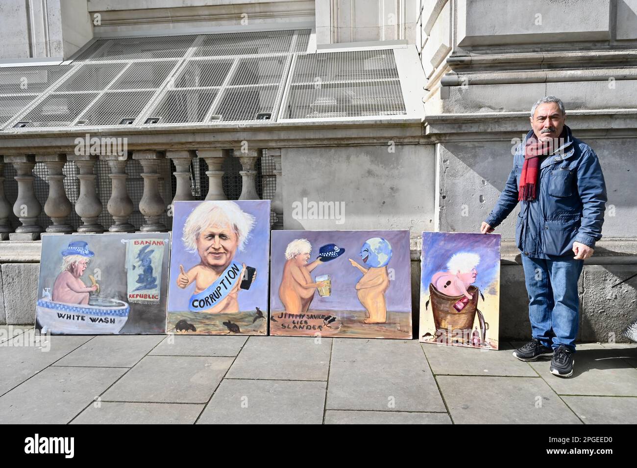 London, Großbritannien. Der politische Künstler Kaya Mar zeigte vor der Downing Street eine Auswahl seiner Boris-Johnson-Porträts. Der Ex-Premierminister kämpft gegen die Anschuldigungen, dass er das Parlament wegen der abriegelten Parteien in der Downing Street 10 getäuscht hat. Kredit: michael melia/Alamy Live News Stockfoto