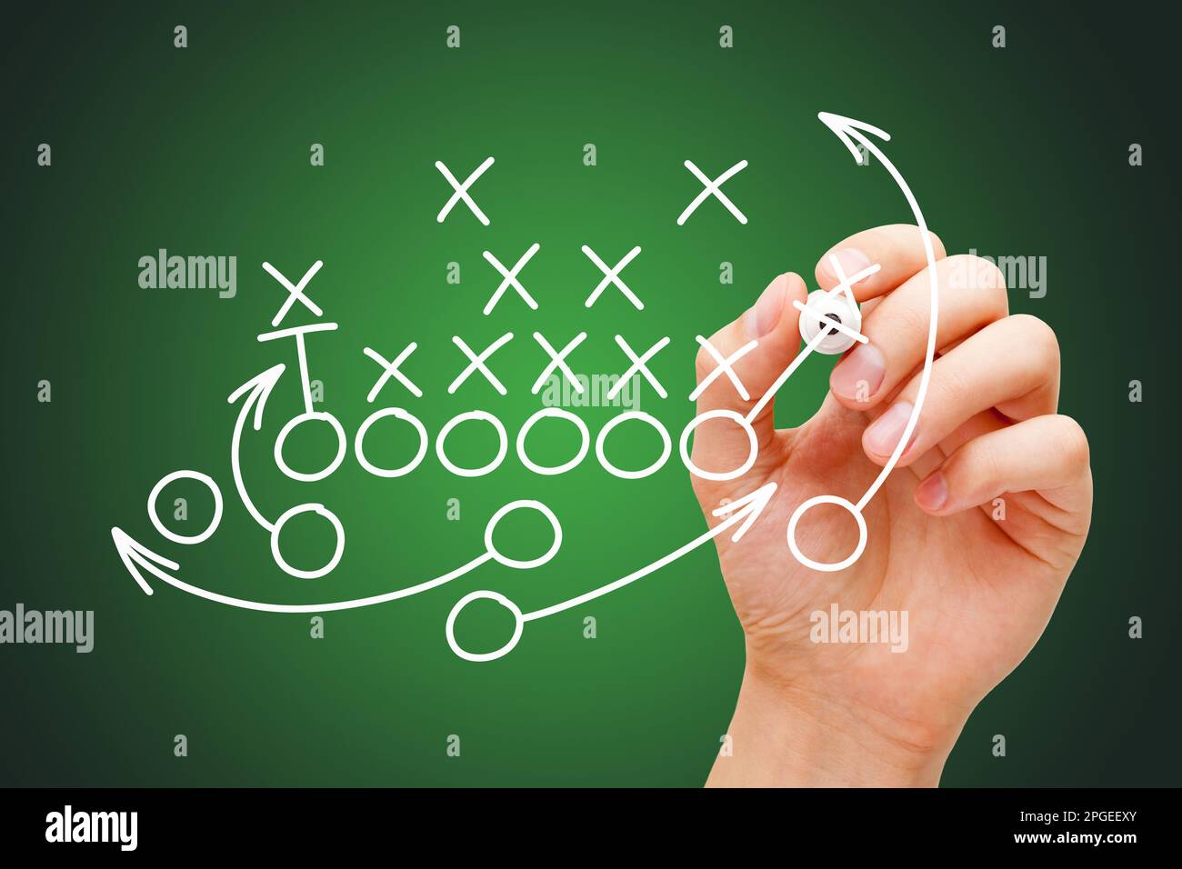 Coach zeichnet american Football oder Rugby-Spiel Playbook, Strategie und Taktik Plan in der Umkleide vor dunkelgrünem Hintergrund. Stockfoto