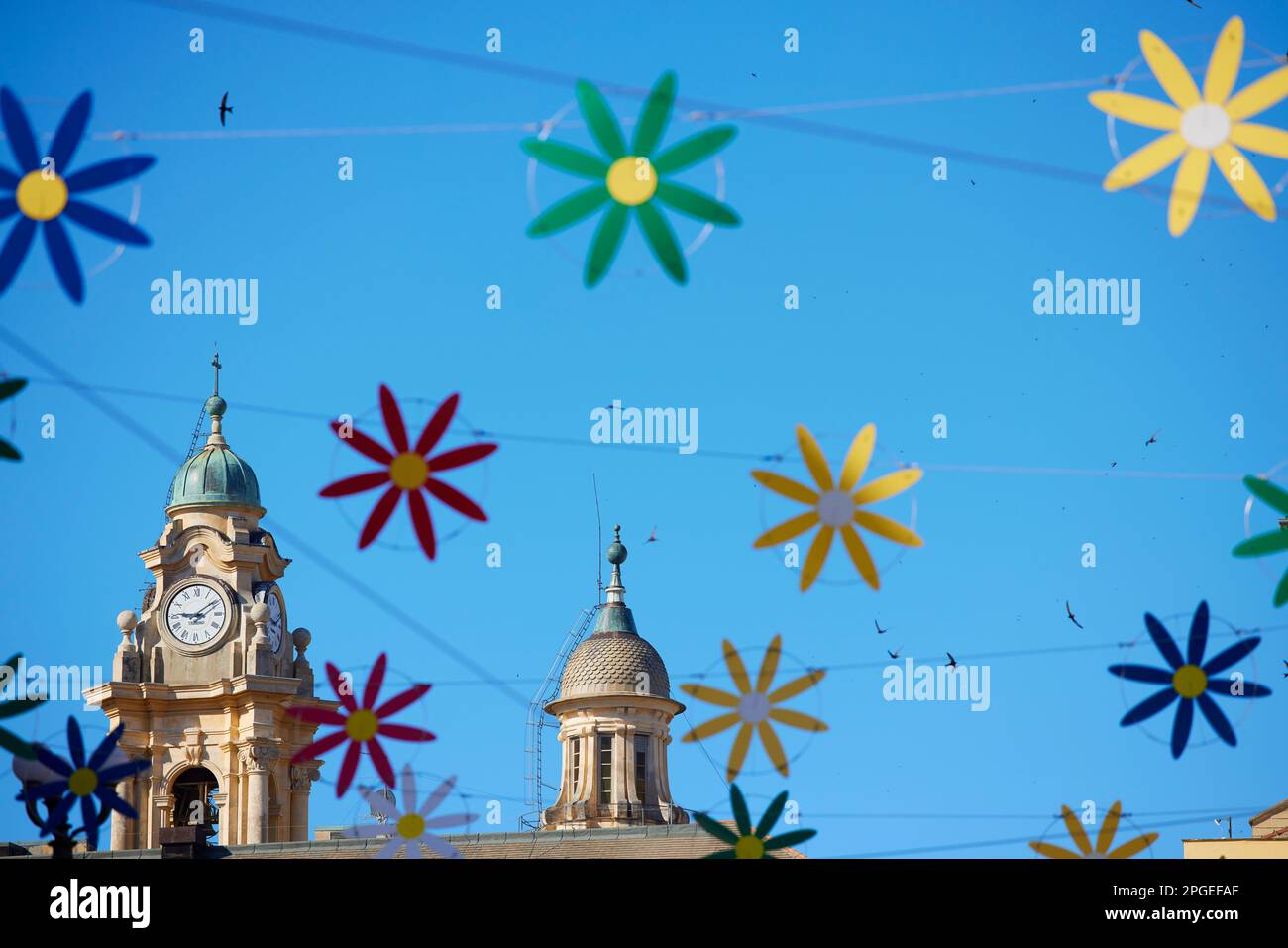 Bunte Blumenstrassen-Dekoration vor dem Uhrenturm des Palazzo della Regione Ligurien, Genua, Ligurien, Italien Stockfoto