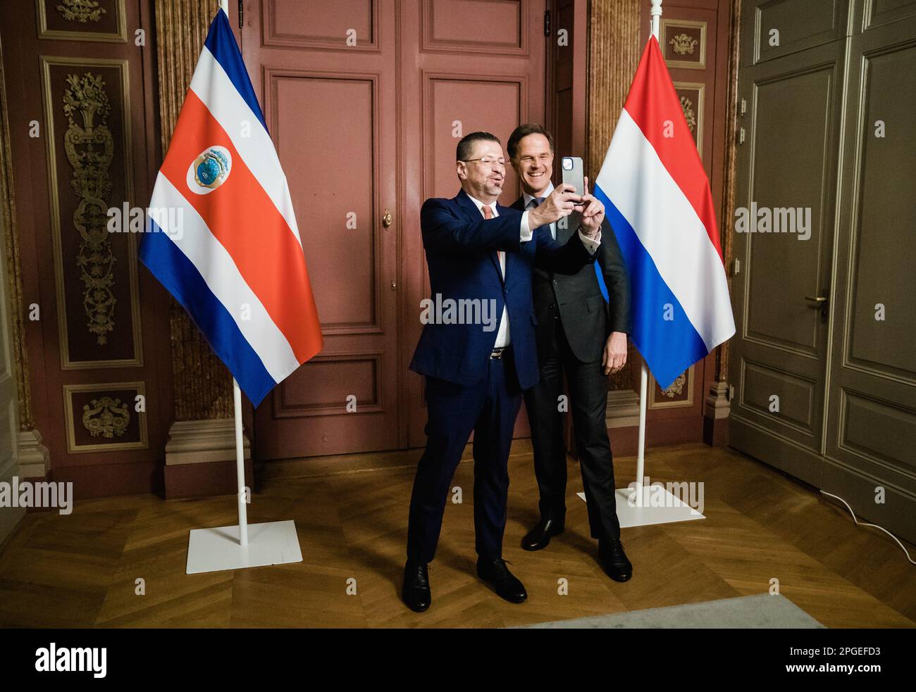 DEN HAAG - Premierminister Mark Rutte empfängt Präsident Rodrigo Chaves aus Costa Rica. Auf der Sitzung der Delegation werden die Minister unter anderem die Zusammenarbeit in den Bereichen Handel, Klima, Sicherheit und Bekämpfung der organisierten (Drogen-)Kriminalität erörtern. ANP BART MAAT niederlande out - belgien out Stockfoto