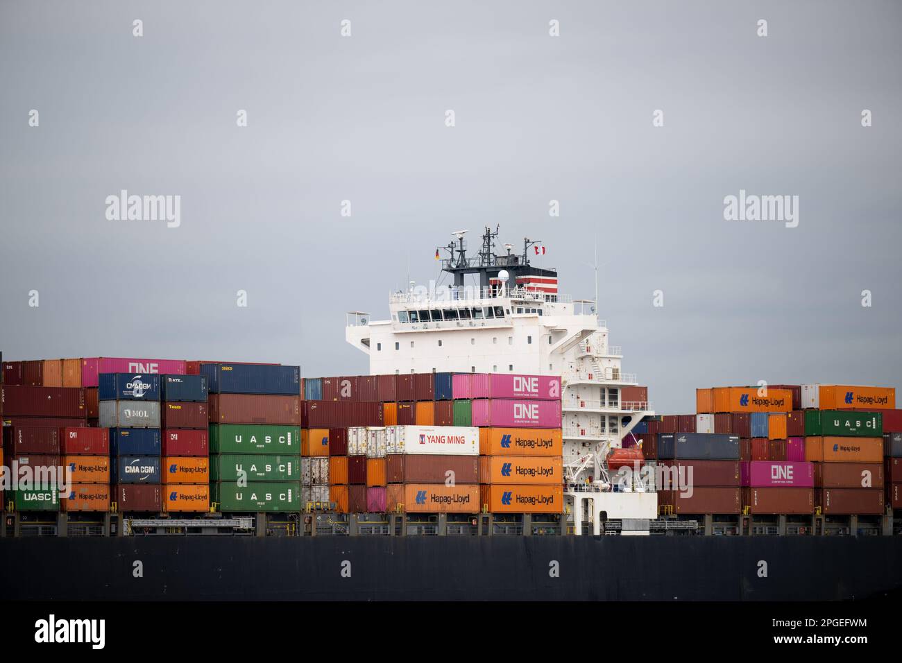 Hamburg, Deutschland. 22. März 2023. Die Brücke eines Frachtschiffs ist vor dunklen Wolken zu sehen. Die Gewerkschaft Verdi fordert einen Warnstreik der Mannschaft von Lotsenbooten im Hamburger Hafen. Die HPA (Hamburger Hafenbehörde) hat die Elbe bereits für große Schiffe geschlossen. Kredit: Daniel Reinhardt/dpa/Alamy Live News Stockfoto