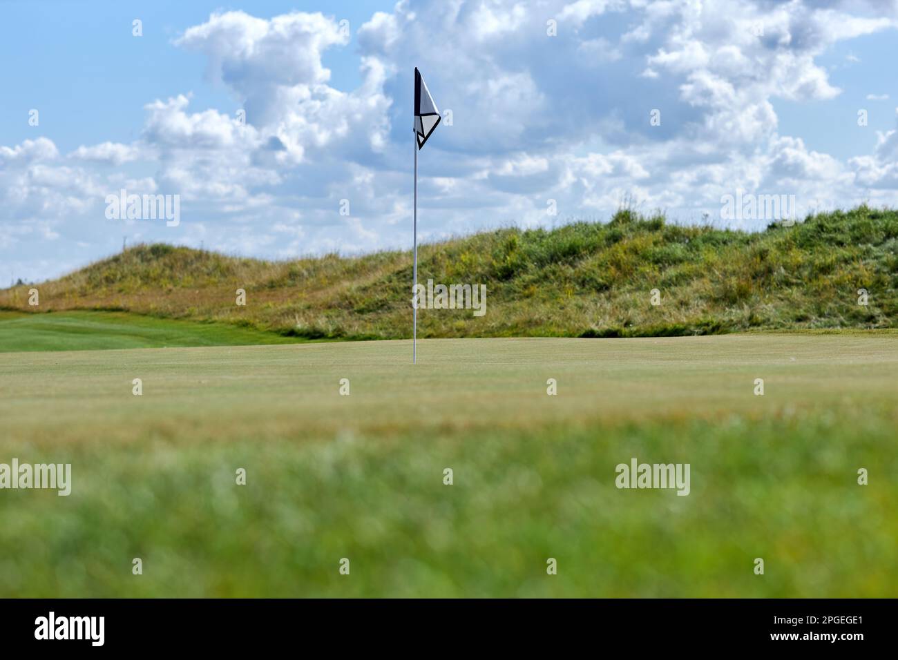 Hintergrundbild eines grünen Golfplatzes mit markierungsloch für fahnenstücke, Kopierbereich Stockfoto
