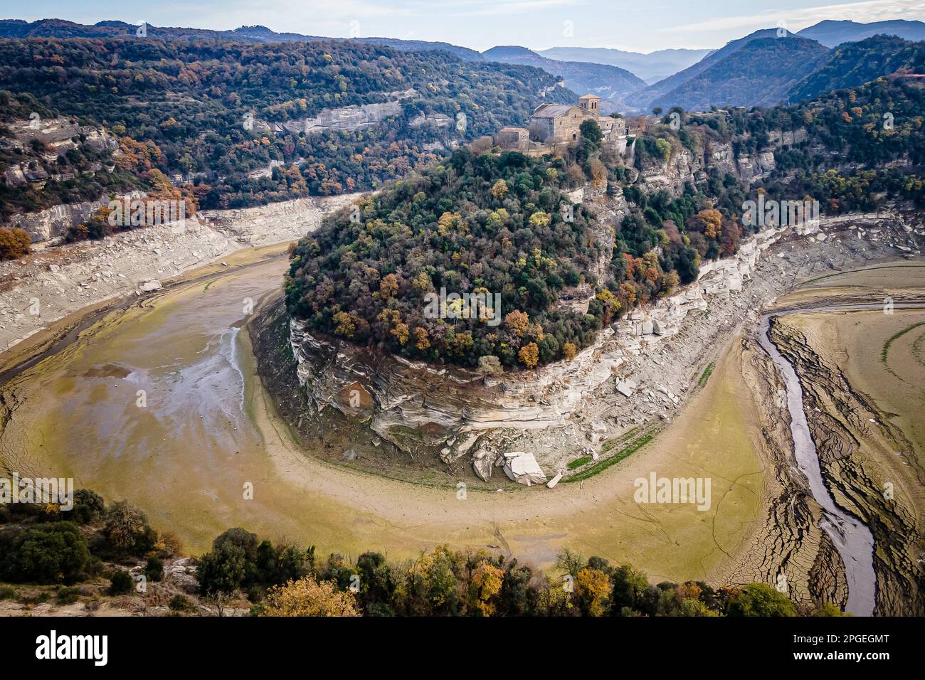 (ANMERKUNG DER REDAKTION:Bild mit einer Drohne aufgenommen)der Ter Fluss ist fast vollständig ausgetrocknet, aufgrund der Dürre, die Katalonien heimsucht. Nach Angaben der AEMET (State Meteorological Agency) war 2022 das wärmste Jahr in Spanien seit der Aufzeichnung (1961) und ist gleichzeitig das dritttrockenste Jahr: Bis September wurde eine durchschnittliche Niederschlagsmenge von 473 Litern pro Quadratmeter verzeichnet, was 26 % unter dem Normalwert (635 Liter pro Quadratmeter) liegt. Die Wasserreservoirs in Cataluña haben jetzt etwa 30 % der Wasserkapazität, und diese Situation hat ernsthafte Auswirkungen auf die Umwelt, die Biodiv Stockfoto