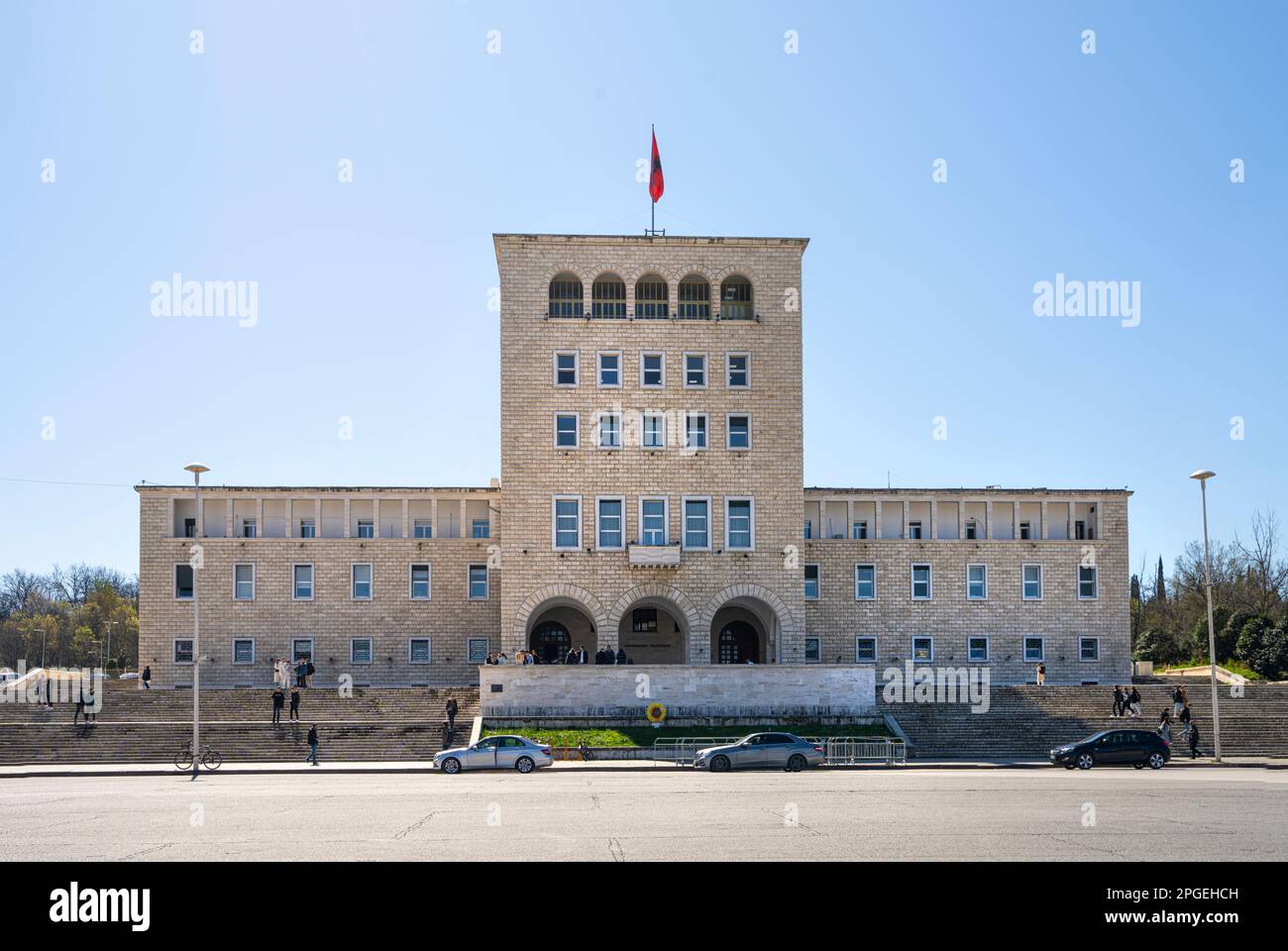 Tirana, Albanien. März 2023. Das polytechnische Gebäude der Universität Tirana im Stadtzentrum Stockfoto