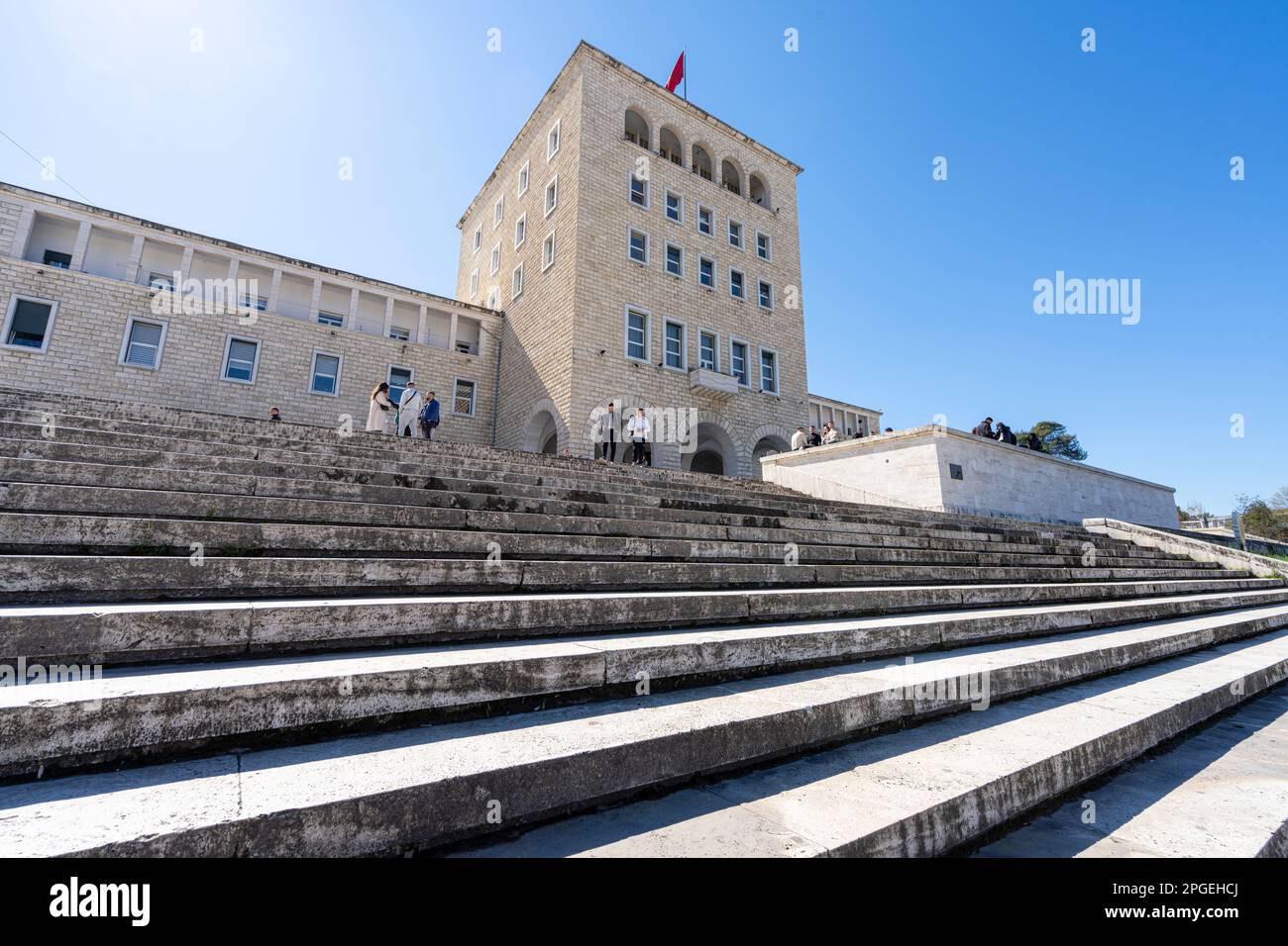 Tirana, Albanien. März 2023. Das polytechnische Gebäude der Universität Tirana im Stadtzentrum Stockfoto