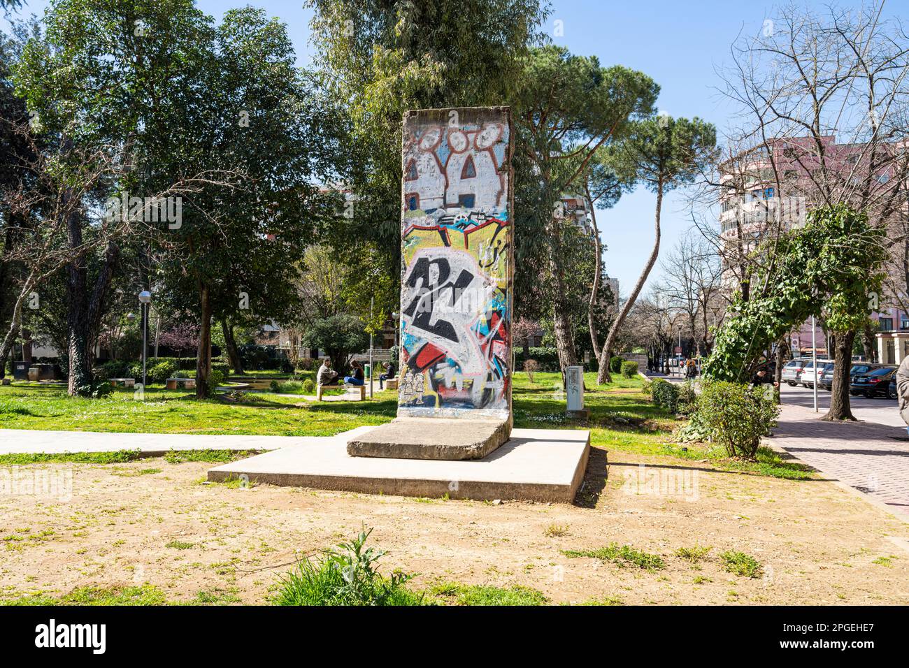 Tirana, Albanien. März 2023. Blick auf das Postbllok - Checkpoint Monument in einem Park im Stadtzentrum Stockfoto