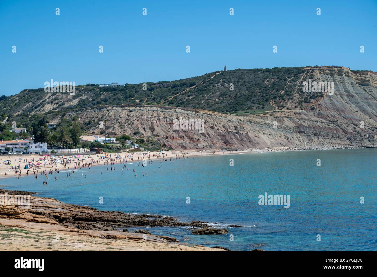 Blick auf den Strand und die Küste rund um Praia De Luz, die Algarve, Portugal Stockfoto