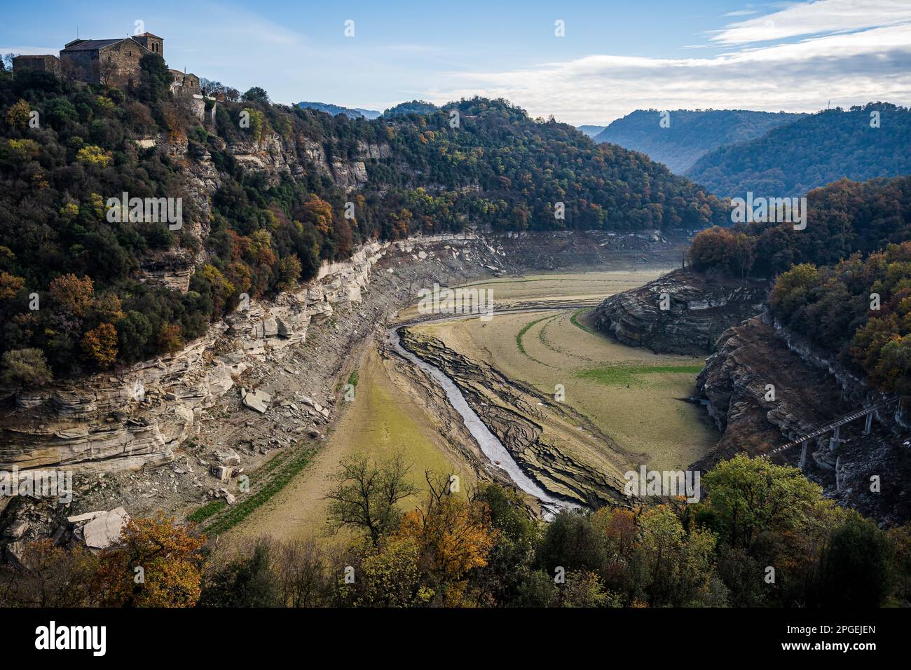 (ANMERKUNG DER REDAKTION:Bild mit einer Drohne aufgenommen)der Ter Fluss ist fast vollständig ausgetrocknet, aufgrund der Dürre, die Katalonien heimsucht. Nach Angaben der AEMET (State Meteorological Agency) war 2022 das wärmste Jahr in Spanien seit der Aufzeichnung (1961) und ist gleichzeitig das dritttrockenste Jahr: Bis September wurde eine durchschnittliche Niederschlagsmenge von 473 Litern pro Quadratmeter verzeichnet, was 26 % unter dem Normalwert (635 Liter pro Quadratmeter) liegt. Die Wasserreservoirs in Cataluña haben jetzt etwa 30 % der Wasserkapazität, und diese Situation hat ernsthafte Auswirkungen auf die Umwelt, die Biodiv Stockfoto