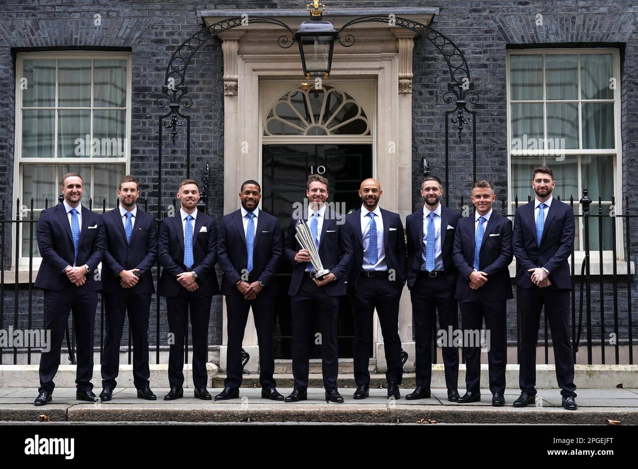 Hauptmann Jos Buttler (Zentrum) mit Teammitgliedern der England World Cup-Gewinner-Cricket-Mannschaft T20, die in Downing Street, London, vor einem Empfang mit Premierminister Rishi Sunak eintreffen. Bilddatum: Mittwoch, 22. März 2023. Stockfoto