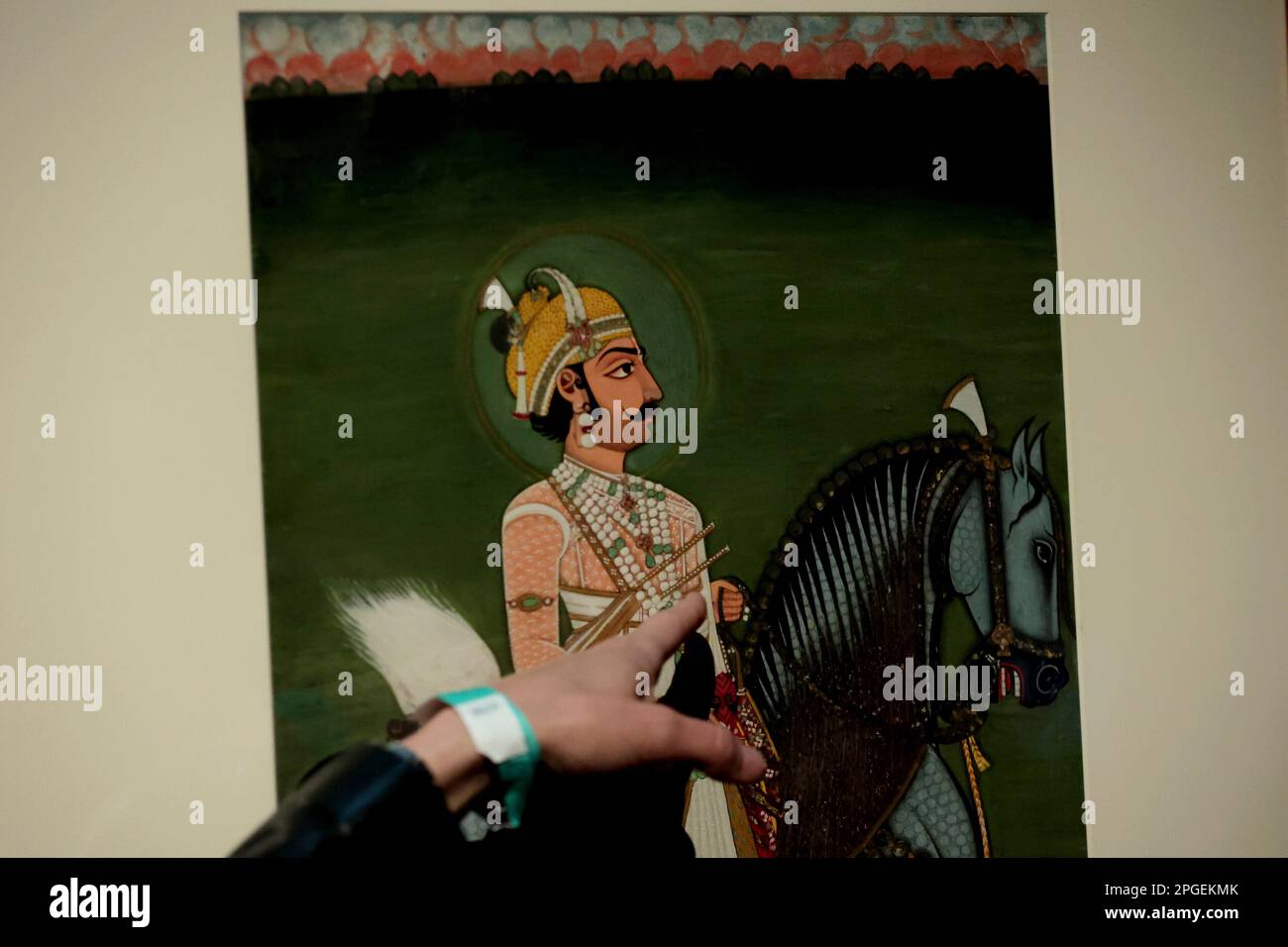 Madrid Spanien; 03.22.2023.- Indien. Gemälde der Ausstellung des San Diego Museum of Art im CentroCentro de Cibeles in Madrid. Diese Ausstellung vereint eine Auswahl von 84 Werken, die zwischen dem 16. Und 19. Jahrhundert in Südasien hergestellt wurden, aus der Sammlung Edwin Binney III, die im San Diego Museum of Art untergebracht ist. Die Ausstellung ist in zwei Abschnitte unterteilt. Der erste, kuratiert von Dr. Ladan Akbarnia, bietet einen detaillierten Einblick in die Rolle des Elefanten in der indischen Hofmalerei. Die zweite, von Dr. Sabiha al Khemir entworfen, studiert das Leben am Hof durch Bilder, die mit Macht, Jagd und Lo zu tun haben Stockfoto Madrid Spanien; 03.22.2023.- Indien. Gemälde der Ausstellung des San Diego Museum of Art im CentroCentro de Cibeles in Madrid. Diese Ausstellung vereint eine Auswahl von 84 Werken, die zwischen dem 16. Und 19. Jahrhundert in Südasien hergestellt wurden, aus der Sammlung Edwin Binney III, die im San Diego Museum of Art untergebracht ist. Die Ausstellung ist in zwei Abschnitte unterteilt. Der erste, kuratiert von Dr. Ladan Akbarnia, bietet einen detaillierten Einblick in die Rolle des Elefanten in der indischen Hofmalerei. Die zweite, von Dr. Sabiha al Khemir entworfen, studiert das Leben am Hof durch Bilder, die mit Macht, Jagd und Lo zu tun haben Stockfoto