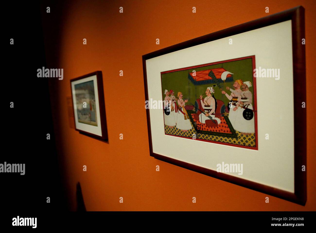 Madrid Spanien; 03.22.2023.- Indien. Gemälde der Ausstellung des San Diego Museum of Art im CentroCentro de Cibeles in Madrid. Diese Ausstellung vereint eine Auswahl von 84 Werken, die zwischen dem 16. Und 19. Jahrhundert in Südasien hergestellt wurden, aus der Sammlung Edwin Binney III, die im San Diego Museum of Art untergebracht ist. Die Ausstellung ist in zwei Abschnitte unterteilt. Der erste, kuratiert von Dr. Ladan Akbarnia, bietet einen detaillierten Einblick in die Rolle des Elefanten in der indischen Hofmalerei. Die zweite, von Dr. Sabiha al Khemir entworfen, studiert das Leben am Hof durch Bilder, die mit Macht, Jagd und Lo zu tun haben Stockfoto Madrid Spanien; 03.22.2023.- Indien. Gemälde der Ausstellung des San Diego Museum of Art im CentroCentro de Cibeles in Madrid. Diese Ausstellung vereint eine Auswahl von 84 Werken, die zwischen dem 16. Und 19. Jahrhundert in Südasien hergestellt wurden, aus der Sammlung Edwin Binney III, die im San Diego Museum of Art untergebracht ist. Die Ausstellung ist in zwei Abschnitte unterteilt. Der erste, kuratiert von Dr. Ladan Akbarnia, bietet einen detaillierten Einblick in die Rolle des Elefanten in der indischen Hofmalerei. Die zweite, von Dr. Sabiha al Khemir entworfen, studiert das Leben am Hof durch Bilder, die mit Macht, Jagd und Lo zu tun haben Stockfoto