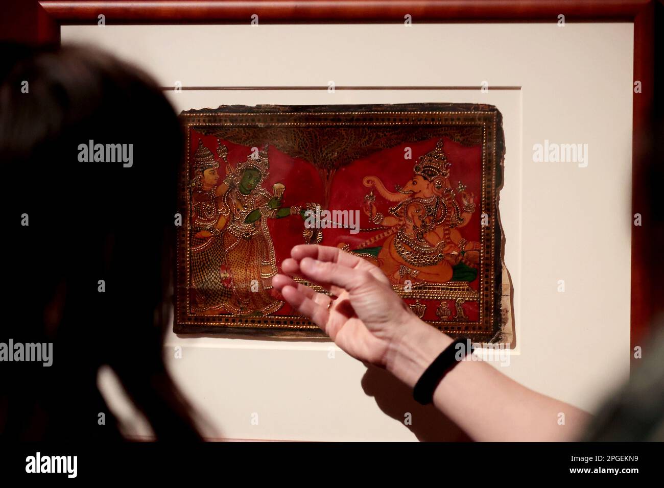 Madrid Spanien; 03.22.2023.- Indien. Gemälde der Ausstellung des San Diego Museum of Art im CentroCentro de Cibeles in Madrid. Diese Ausstellung vereint eine Auswahl von 84 Werken, die zwischen dem 16. Und 19. Jahrhundert in Südasien hergestellt wurden, aus der Sammlung Edwin Binney III, die im San Diego Museum of Art untergebracht ist. Die Ausstellung ist in zwei Abschnitte unterteilt. Der erste, kuratiert von Dr. Ladan Akbarnia, bietet einen detaillierten Einblick in die Rolle des Elefanten in der indischen Hofmalerei. Die zweite, von Dr. Sabiha al Khemir entworfen, studiert das Leben am Hof durch Bilder, die mit Macht, Jagd und Lo zu tun haben Stockfoto Madrid Spanien; 03.22.2023.- Indien. Gemälde der Ausstellung des San Diego Museum of Art im CentroCentro de Cibeles in Madrid. Diese Ausstellung vereint eine Auswahl von 84 Werken, die zwischen dem 16. Und 19. Jahrhundert in Südasien hergestellt wurden, aus der Sammlung Edwin Binney III, die im San Diego Museum of Art untergebracht ist. Die Ausstellung ist in zwei Abschnitte unterteilt. Der erste, kuratiert von Dr. Ladan Akbarnia, bietet einen detaillierten Einblick in die Rolle des Elefanten in der indischen Hofmalerei. Die zweite, von Dr. Sabiha al Khemir entworfen, studiert das Leben am Hof durch Bilder, die mit Macht, Jagd und Lo zu tun haben Stockfoto