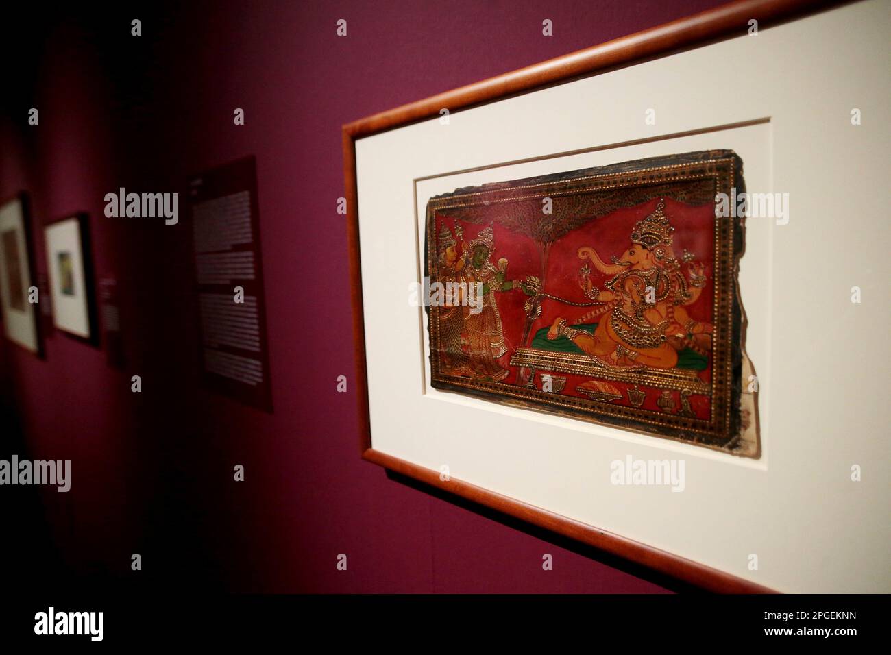 Madrid Spanien; 03.22.2023.- Indien. Gemälde der Ausstellung des San Diego Museum of Art im CentroCentro de Cibeles in Madrid. Diese Ausstellung vereint eine Auswahl von 84 Werken, die zwischen dem 16. Und 19. Jahrhundert in Südasien hergestellt wurden, aus der Sammlung Edwin Binney III, die im San Diego Museum of Art untergebracht ist. Die Ausstellung ist in zwei Abschnitte unterteilt. Der erste, kuratiert von Dr. Ladan Akbarnia, bietet einen detaillierten Einblick in die Rolle des Elefanten in der indischen Hofmalerei. Die zweite, von Dr. Sabiha al Khemir entworfen, studiert das Leben am Hof durch Bilder, die mit Macht, Jagd und Lo zu tun haben Stockfoto Madrid Spanien; 03.22.2023.- Indien. Gemälde der Ausstellung des San Diego Museum of Art im CentroCentro de Cibeles in Madrid. Diese Ausstellung vereint eine Auswahl von 84 Werken, die zwischen dem 16. Und 19. Jahrhundert in Südasien hergestellt wurden, aus der Sammlung Edwin Binney III, die im San Diego Museum of Art untergebracht ist. Die Ausstellung ist in zwei Abschnitte unterteilt. Der erste, kuratiert von Dr. Ladan Akbarnia, bietet einen detaillierten Einblick in die Rolle des Elefanten in der indischen Hofmalerei. Die zweite, von Dr. Sabiha al Khemir entworfen, studiert das Leben am Hof durch Bilder, die mit Macht, Jagd und Lo zu tun haben Stockfoto
