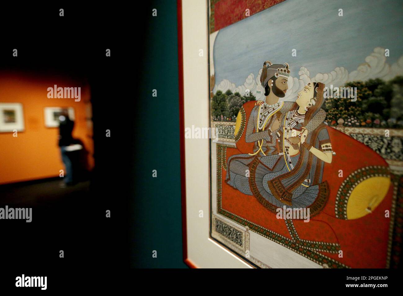 Madrid Spanien; 03.22.2023.- Indien. Gemälde der Ausstellung des San Diego Museum of Art im CentroCentro de Cibeles in Madrid. Diese Ausstellung vereint eine Auswahl von 84 Werken, die zwischen dem 16. Und 19. Jahrhundert in Südasien hergestellt wurden, aus der Sammlung Edwin Binney III, die im San Diego Museum of Art untergebracht ist. Die Ausstellung ist in zwei Abschnitte unterteilt. Der erste, kuratiert von Dr. Ladan Akbarnia, bietet einen detaillierten Einblick in die Rolle des Elefanten in der indischen Hofmalerei. Die zweite, von Dr. Sabiha al Khemir entworfen, studiert das Leben am Hof durch Bilder, die mit Macht, Jagd und Lo zu tun haben Stockfoto Madrid Spanien; 03.22.2023.- Indien. Gemälde der Ausstellung des San Diego Museum of Art im CentroCentro de Cibeles in Madrid. Diese Ausstellung vereint eine Auswahl von 84 Werken, die zwischen dem 16. Und 19. Jahrhundert in Südasien hergestellt wurden, aus der Sammlung Edwin Binney III, die im San Diego Museum of Art untergebracht ist. Die Ausstellung ist in zwei Abschnitte unterteilt. Der erste, kuratiert von Dr. Ladan Akbarnia, bietet einen detaillierten Einblick in die Rolle des Elefanten in der indischen Hofmalerei. Die zweite, von Dr. Sabiha al Khemir entworfen, studiert das Leben am Hof durch Bilder, die mit Macht, Jagd und Lo zu tun haben Stockfoto