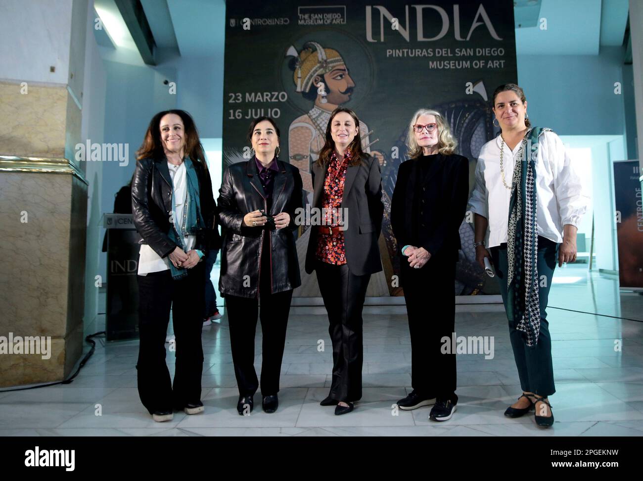 Madrid Spanien; 03.22.2023.- Indien. Gemälde der Ausstellung des San Diego Museum of Art im CentroCentro de Cibeles in Madrid. Diese Ausstellung vereint eine Auswahl von 84 Werken, die zwischen dem 16. Und 19. Jahrhundert in Südasien hergestellt wurden, aus der Sammlung Edwin Binney III, die im San Diego Museum of Art untergebracht ist. Die Ausstellung ist in zwei Abschnitte unterteilt. Der erste, kuratiert von Dr. Ladan Akbarnia, bietet einen detaillierten Einblick in die Rolle des Elefanten in der indischen Hofmalerei. Die zweite, von Dr. Sabiha al Khemir entworfen, studiert das Leben am Hof durch Bilder, die mit Macht, Jagd und Lo zu tun haben Stockfoto Madrid Spanien; 03.22.2023.- Indien. Gemälde der Ausstellung des San Diego Museum of Art im CentroCentro de Cibeles in Madrid. Diese Ausstellung vereint eine Auswahl von 84 Werken, die zwischen dem 16. Und 19. Jahrhundert in Südasien hergestellt wurden, aus der Sammlung Edwin Binney III, die im San Diego Museum of Art untergebracht ist. Die Ausstellung ist in zwei Abschnitte unterteilt. Der erste, kuratiert von Dr. Ladan Akbarnia, bietet einen detaillierten Einblick in die Rolle des Elefanten in der indischen Hofmalerei. Die zweite, von Dr. Sabiha al Khemir entworfen, studiert das Leben am Hof durch Bilder, die mit Macht, Jagd und Lo zu tun haben Stockfoto