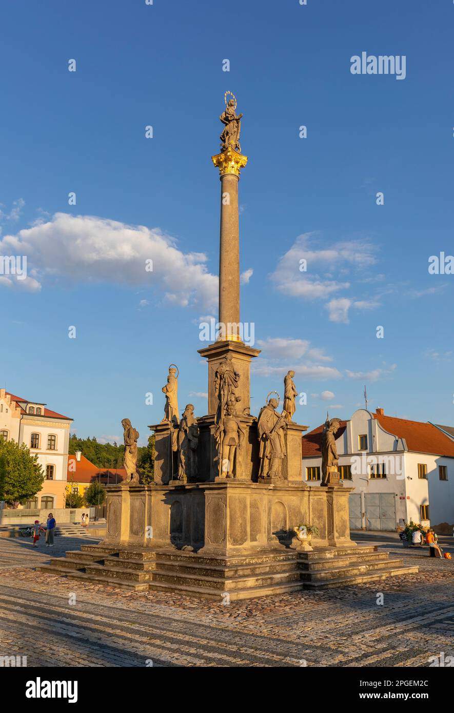 STRIBRO, TSCHECHISCHE REPUBLIK, EUROPA - Mariensäule, auf dem Masarykovo-Platz im Stadtzentrum von Stribro. Die Basis umfasst 13 Skulpturen von Heiligen (Pestpatronen). Stockfoto