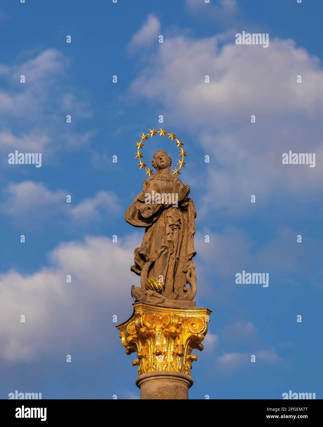 STRIBRO, TSCHECHISCHE REPUBLIK, EUROPA - Mariensäule, Statue der Jungfrau Maria, auf dem Masarykovo-Platz im Stadtzentrum von Stribro. Stockfoto