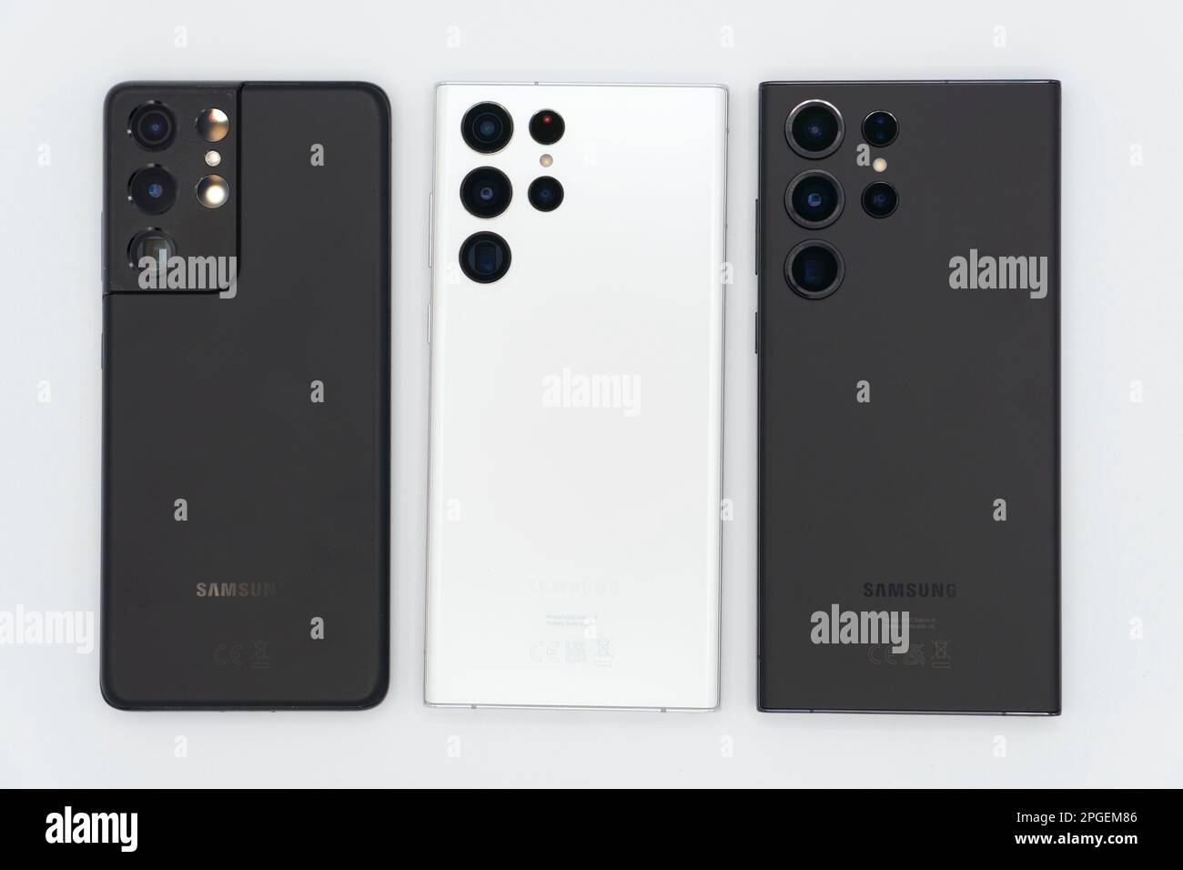 Hohe Blickwinkel von drei Samsung Galaxy-Smartphones nebeneinander: S21 Ultra, S22 Ultra und S23 Ultra mit Ausschnitt auf weißem Hintergrund Stockfoto