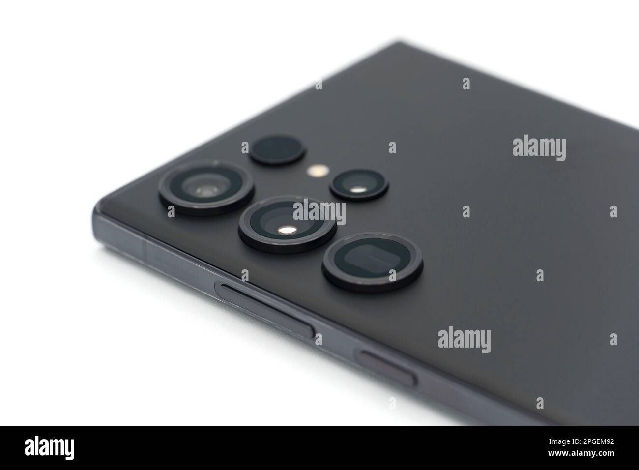 Nahaufnahme der Kameraobjektive eines schwarzen Samsung Galaxy S23 Ultra Flagship Android-Smartphones auf weißem Hintergrund Stockfoto