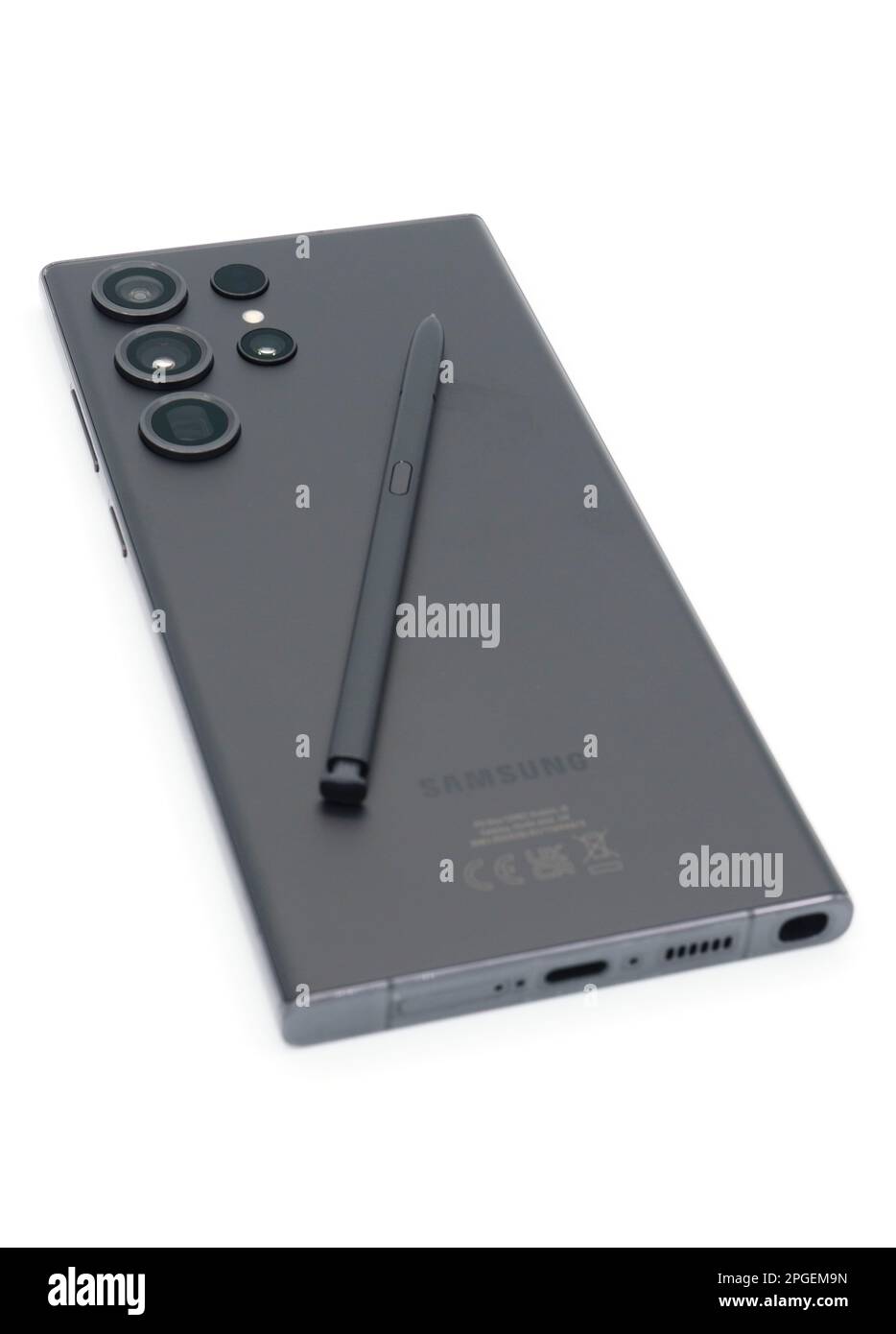 Nahaufnahme der Kameraobjektive eines schwarzen Samsung Galaxy S23 Ultra Flagship Android-Smartphones auf weißem Hintergrund Stockfoto