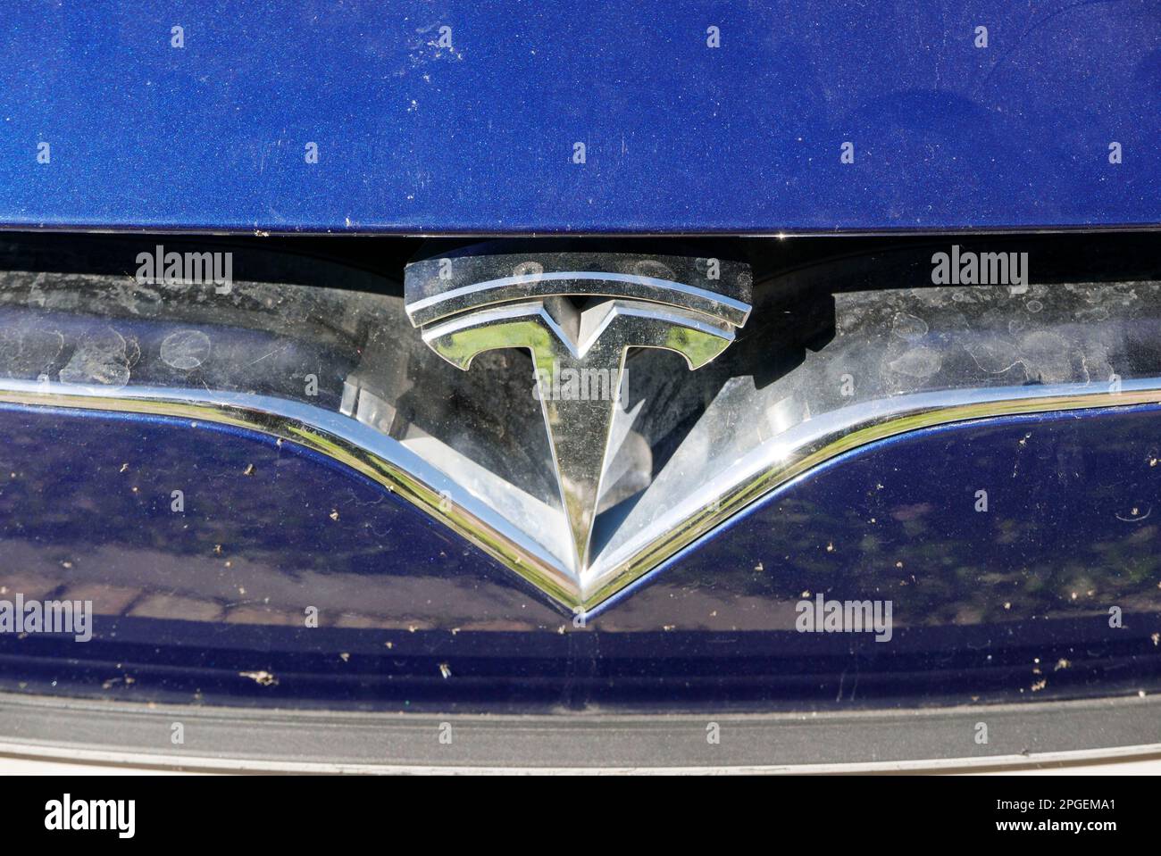 Nahaufnahme des Chromlogos eines Tesla Model S Elektrofahrzeugs Stockfoto